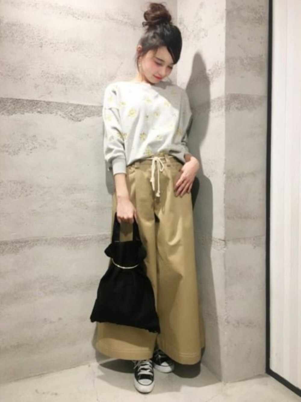 「スウェット、チノパン、花柄、JEANASiS、ジーナシス、ワイドパンツ、春コーデ」｜「JEANASISのオフショルVウラケプルオーバー/745219 （スウェット、グレー系）」を使った、JEANASIS 静岡パルコ店STAFFさん（レディース・163cm）の春コーディネートの1枚目の写真
