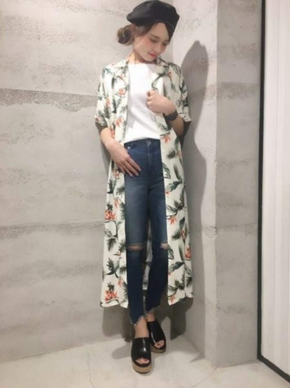 「JEANASiS、ジーナシス、シャツワンピ、ロングカーディガン、アロハ柄、スキニーデニム、ロングワンピース、クラッシュデニム、夏コーデ」｜「JEANASISの2WAYシャツワンピース/751343（シャツワンピース、ホワイト系）」を使った、JEANASIS 静岡パルコ店STAFFさん（レディース・163cm）の春コーディネートの1枚目の写真