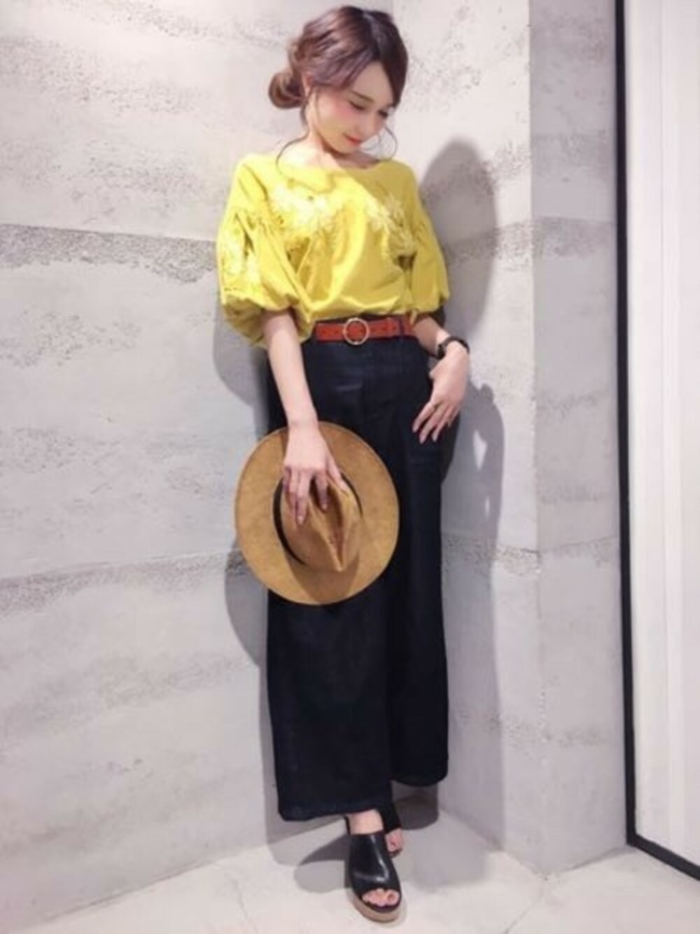 「デニム、イエロー、刺繍、JEANASiS、ジーナシス、ワイドパンツ、夏コーデ」｜「JEANASISのフラワーエンブロイダリーSS/758578（シャツ/ブラウス、イエロー系）」を使った、JEANASIS 静岡パルコ店STAFFさん（レディース・163cm）の夏コーディネートの1枚目の写真