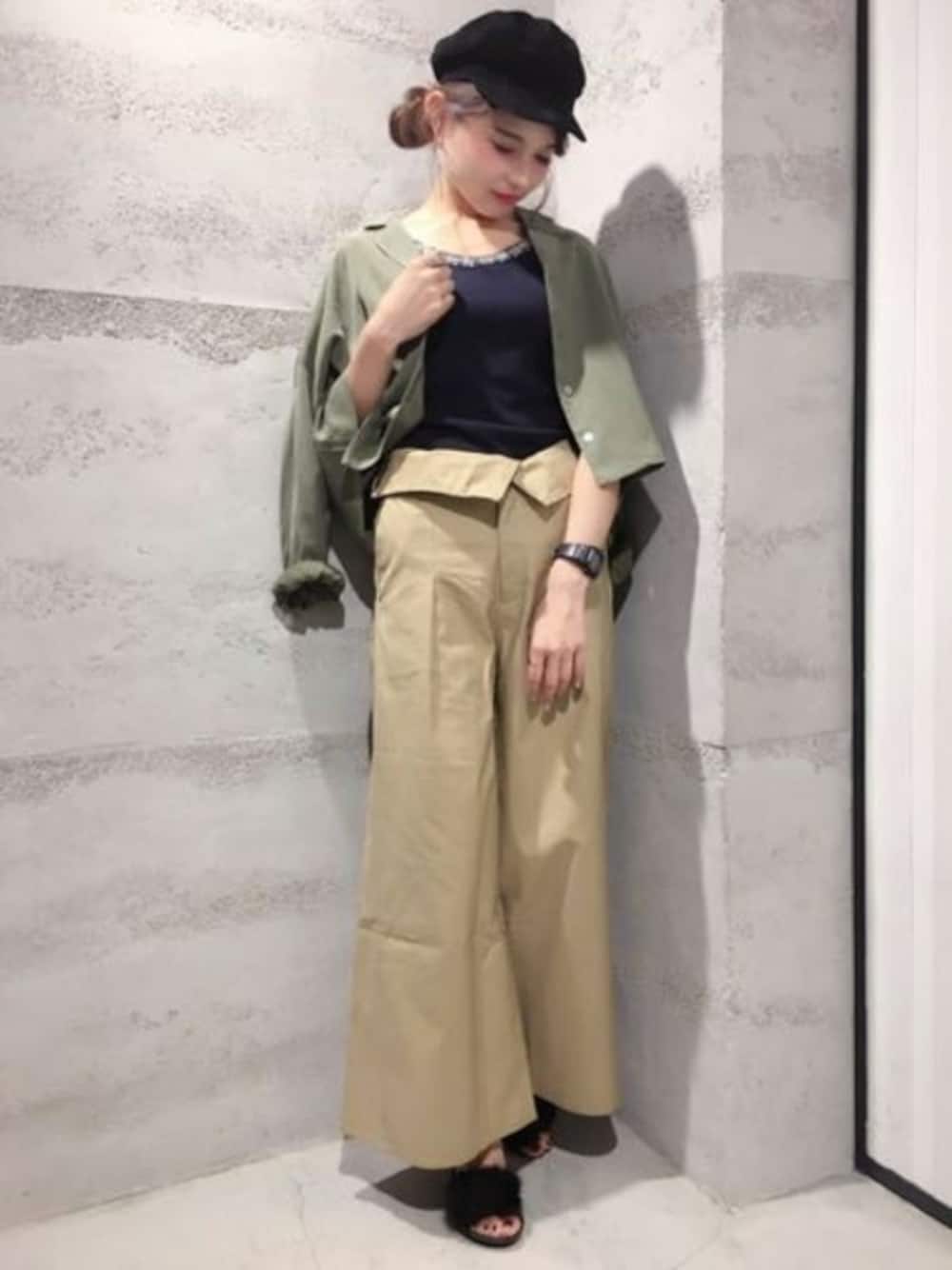 「ミリタリー、チノパン、JEANASiS、ジーナシス、カーキ、ワイドパンツ、シャツスタイル」｜「JEANASISのカイキンショートシャツLS/767961（シャツ/ブラウス、グリーン系）」を使った、JEANASIS 静岡パルコ店STAFFさん（レディース・163cm）の夏コーディネートの1枚目の写真