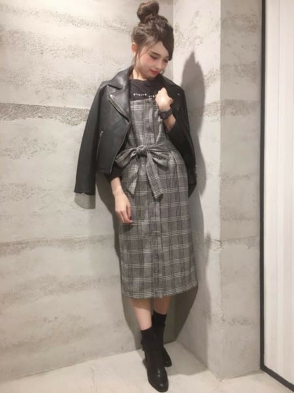 「レザージャケット、ライダース、JEANASiS、ジャンスカ、ジーナシス、チェックワンピース、甘辛mix、秋コーデ」｜「JEANASISの2WAYチェックワンピース/766839（ワンピース、グレー系）」を使った、JEANASIS 静岡パルコ店STAFFさん（レディース・163cm）の秋コーディネートの1枚目の写真