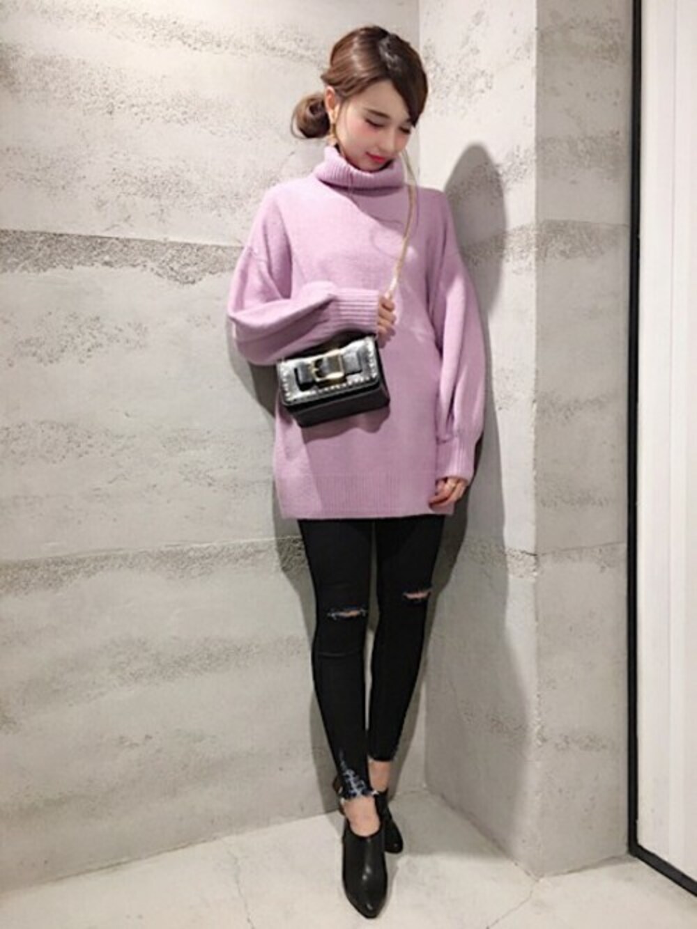 「ブーティ、JEANASiS、ゆるニット、ジーナシス、タートルネック、ラベンダー、チェーンバッグ、スキニーデニム、クラッシュデニム」｜「JEANASISのストレッチBIGタートルプルオーバー/773805 （ニット/セーター、パープル系）」を使った、JEANASIS 静岡パルコ店STAFFさん（レディース・163cm）の秋コーディネートの1枚目の写真