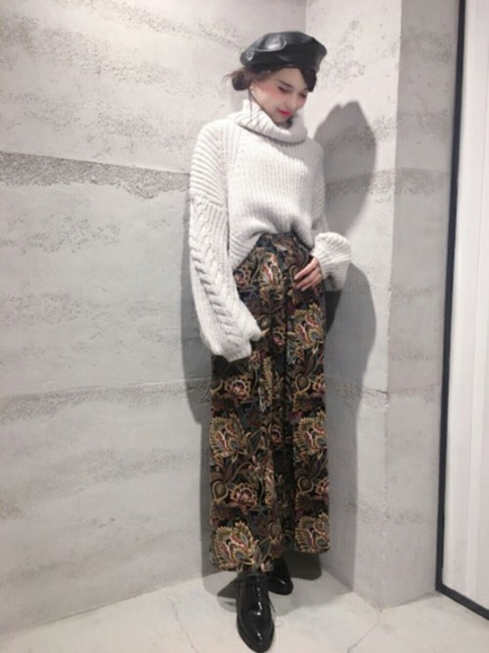 「コーデュロイ、柄パンツ、JEANASiS、ケーブルニット、ジーナシス、タートルネック、ワイドパンツ、ペイズリー」｜「JEANASISの3Gケーブルショートタートル/775802（ニット/セーター、グレー系）」を使った、JEANASIS 静岡パルコ店STAFFさん（レディース・163cm）の冬コーディネートの1枚目の写真
