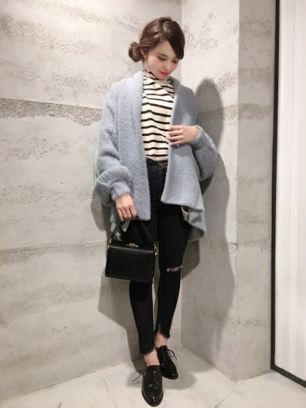 「ボーダー、ニットカーディガン、JEANASiS、ジーナシス、アイスブルー、スキニーデニム、クラッシュデニム、コーディガン」｜「JEANASISのシャギーセッケツコーディガン/777071（ブルゾン、グレー系）」を使った、JEANASIS 静岡パルコ店STAFFさん（レディース・163cm）の冬コーディネートの1枚目の写真