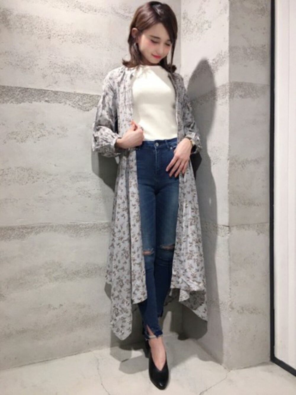 「ワンピース、花柄、JEANASiS、ジーナシス、スキニーデニム、クラッシュデニム、春コーデ、オトナカジュアル」｜「JEANASISのアシンメトリーフレアワンピース/781586（ワンピース、グレー系）」を使った、JEANASIS 静岡パルコ店STAFFさん（レディース・163cm）の春コーディネートの1枚目の写真