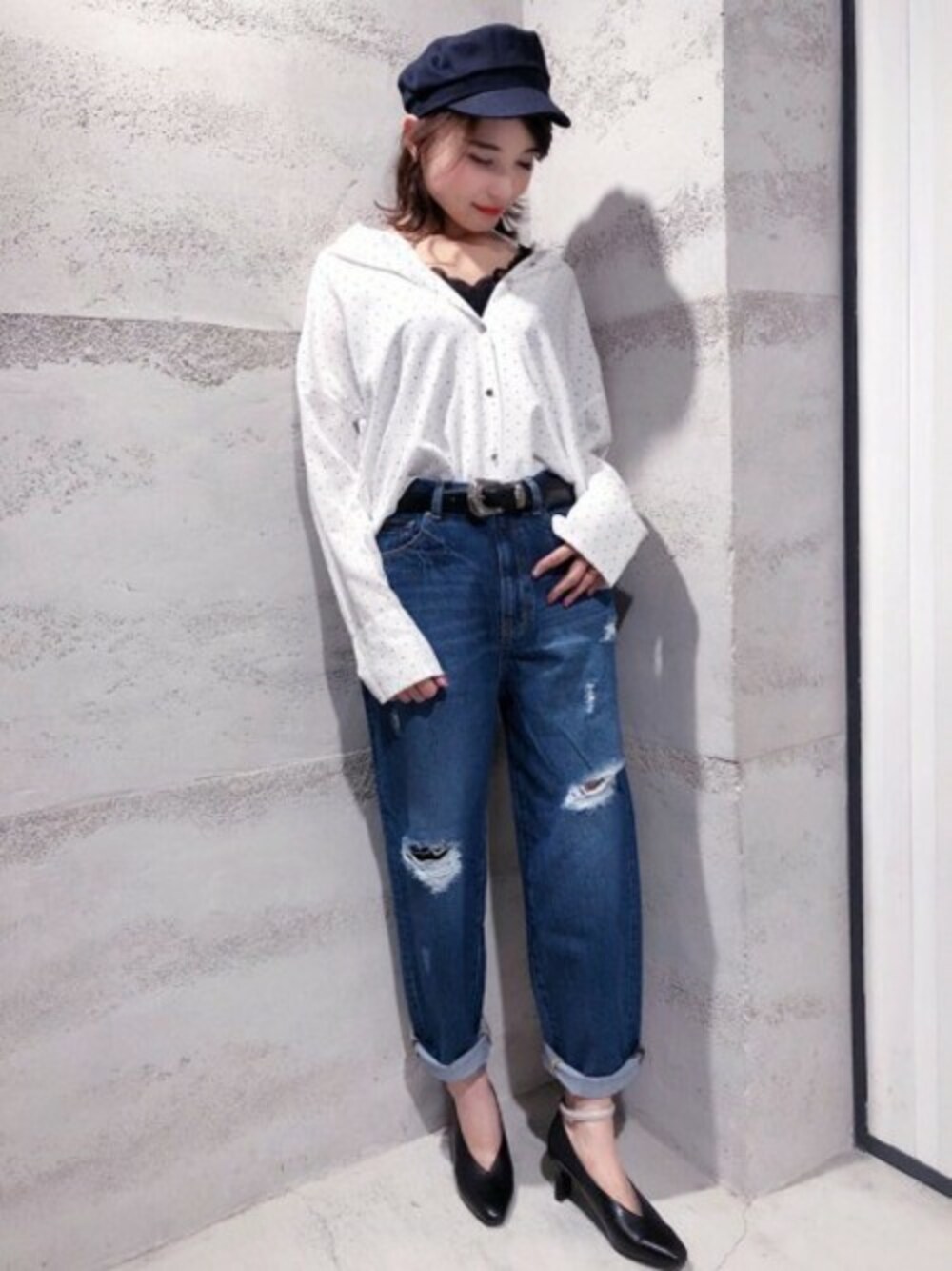 「デニム、パンプス、キャップ、ドット、JEANASiS、ジーナシス、ドット柄、マリン、ダメージデニムパンツ」｜「JEANASISのドットカイキンシャツ/785852 （シャツ/ブラウス、ホワイト系）」を使った、JEANASIS 静岡パルコ店STAFFさん（レディース・163cm）の春コーディネートの1枚目の写真