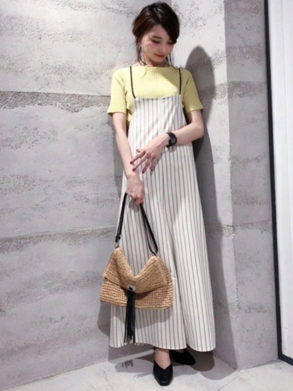 「パンプス、イエロー、クラッチバッグ、サロペット、JEANASiS、ストライプ、ジーナシス、ワイドパンツ、春コーデ」｜「JEANASISのストライプロープサロペ/789603（サロペット/オーバーオール、ホワイト系）」を使った、JEANASIS 静岡パルコ店STAFFさん（レディース・163cm）の春コーディネートの1枚目の写真