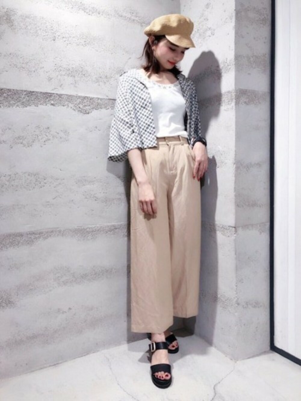 「柄シャツ、JEANASiS、ジーナシス、ワイドパンツ、マリン、サンダル、ショート丈トップス、初夏、小紋柄、開襟シャツ」｜「JEANASISのカイキンショートシャツSS/789794 （シャツ/ブラウス、ホワイト系）」を使った、JEANASIS 静岡パルコ店STAFFさん（レディース・163cm）の春コーディネートの1枚目の写真