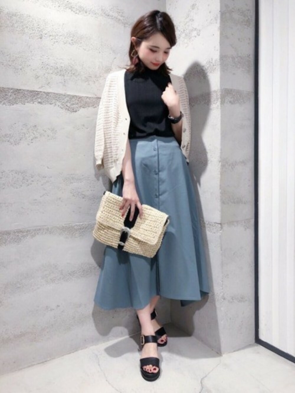 「フレアスカート、スカート、ブルー、JEANASiS、ジーナシス、サンダル、春コーデ、ノースリーブ」｜「JEANASISのスカシショートカーディガン/790254（カーディガン/ボレロ、ホワイト系）」を使った、JEANASIS 静岡パルコ店STAFFさん（レディース・163cm）の春コーディネートの1枚目の写真