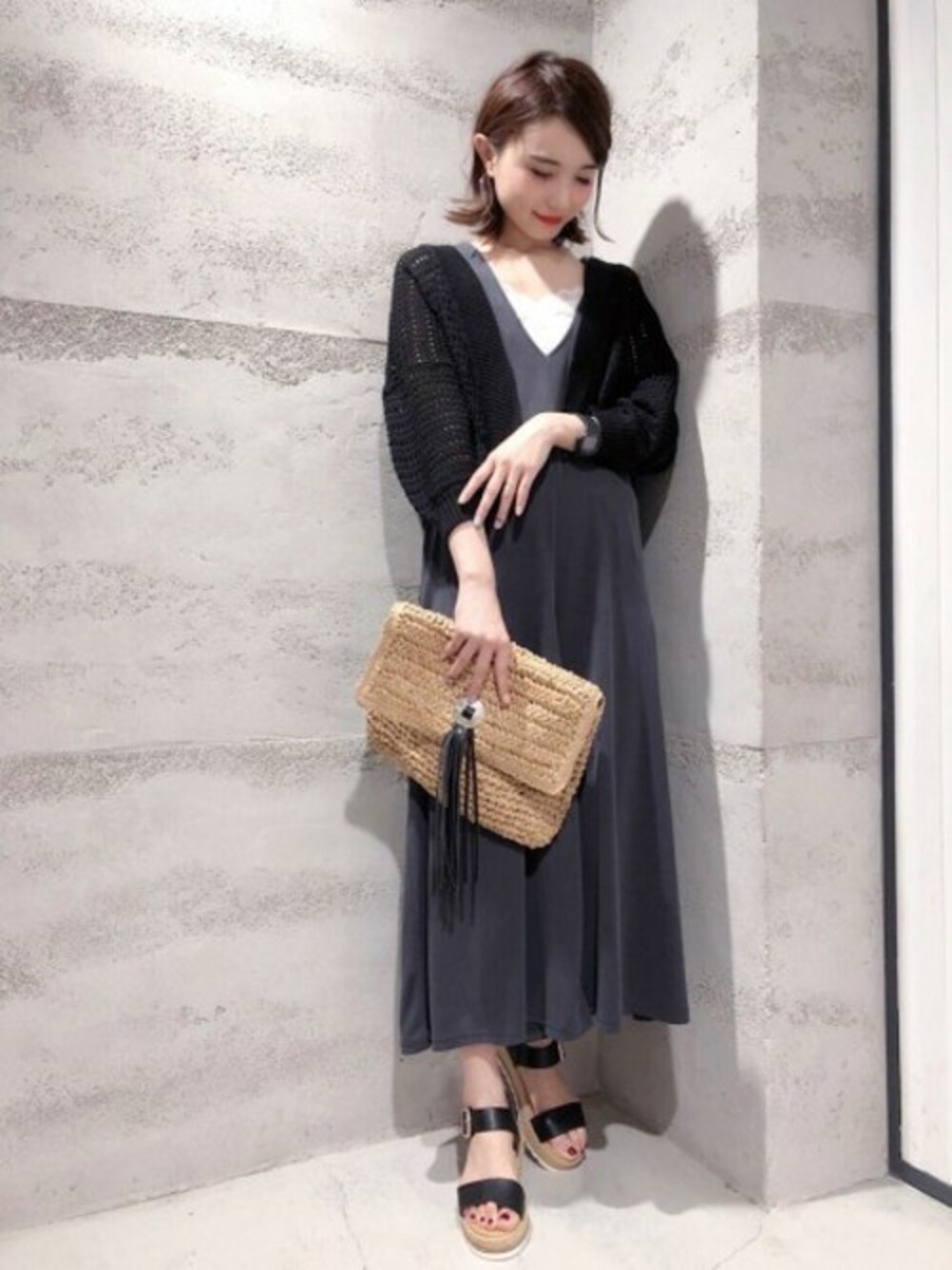 「カーディガン、クラッチバッグ、サロペット、Vネック、JEANASiS、ジーナシス、サンダル、夏コーデ」｜「JEANASISのスカシショートカーディガン/790254（カーディガン/ボレロ、ブラック系）」を使った、JEANASIS 静岡パルコ店STAFFさん（レディース・163cm）の春コーディネートの1枚目の写真