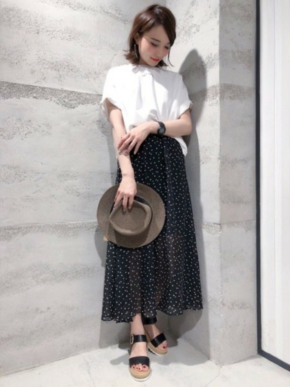 「トレンド、スカート、Tシャツ、ドット、JEANASiS、ジーナシス、シフォン、hat、サンダル、スリット」｜「JEANASISのミニロゴショートTEE/795377（Tシャツ/カットソー、ホワイト系）」を使った、JEANASIS 静岡パルコ店STAFFさん（レディース・163cm）の春コーディネートの1枚目の写真