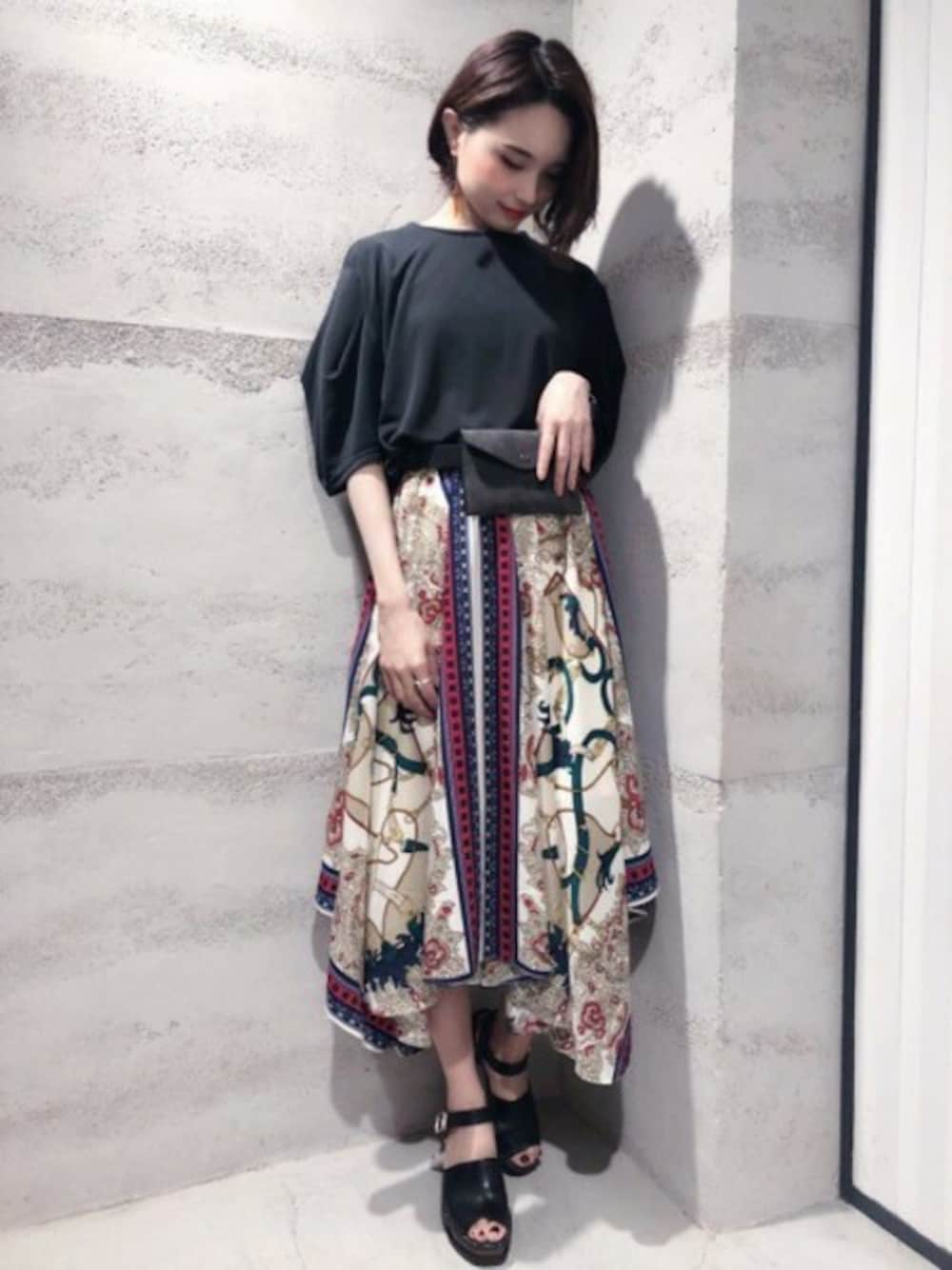 「フレアスカート、ブラック、アシンメトリー、JEANASiS、ジーナシス、スカーフ、柄スカート、ポシェット、デザイントップス」｜「JEANASISのビンテージタックSS/800124（Tシャツ/カットソー、ブラック系）」を使った、JEANASIS 静岡パルコ店STAFFさん（レディース・163cm）の夏コーディネートの1枚目の写真