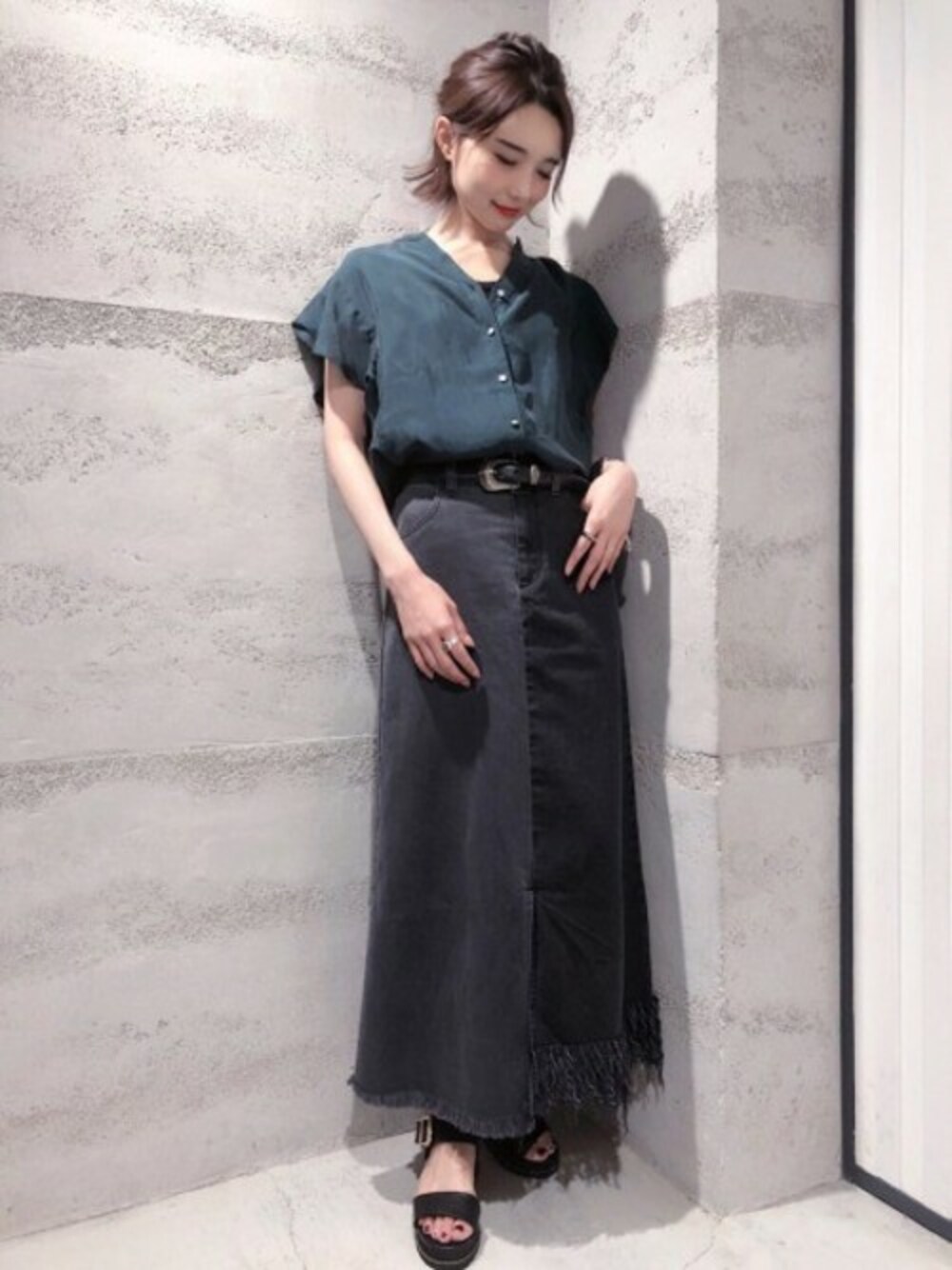 「JEANASiS、デニムスカート、ジーナシス、大人カジュアル、フリンジ、ロングスカート、リメイク、厚底サンダル、ラッフルフリル」｜「JEANASISのラッフルブラウスSS /798533（シャツ/ブラウス、グリーン系）」を使った、JEANASIS 静岡パルコ店STAFFさん（レディース・163cm）の夏コーディネートの1枚目の写真