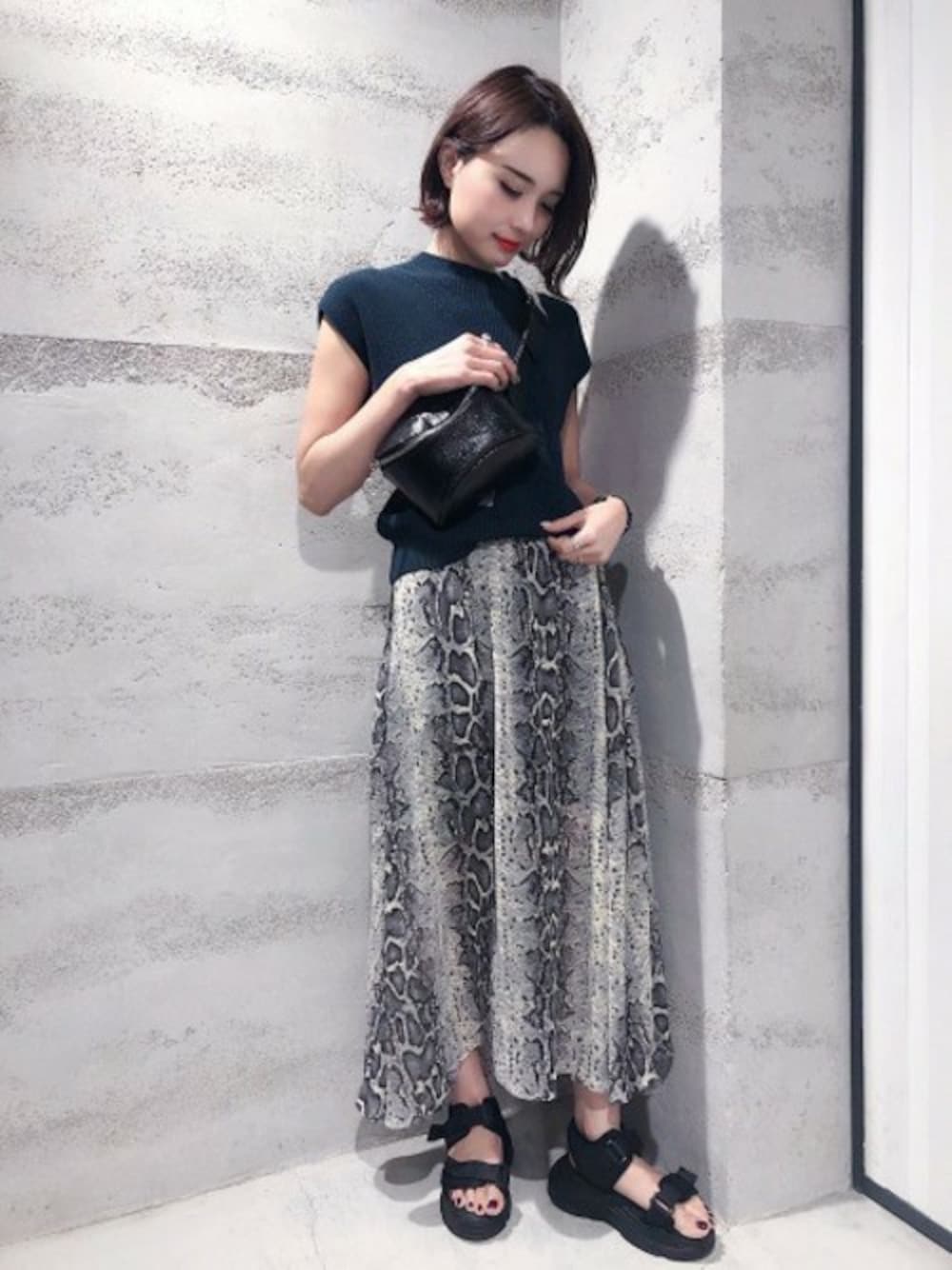 「スカート、JEANASiS、モノトーン、ジーナシス、大人カジュアル、ロングスカート、パイソン柄、サマーニット、フレンチスリーブ、スポサン」｜「JEANASISの5GコットンアゼフレンチSS/797864（ベスト、グリーン系）」を使った、JEANASIS 静岡パルコ店STAFFさん（レディース・163cm）の夏コーディネートの1枚目の写真