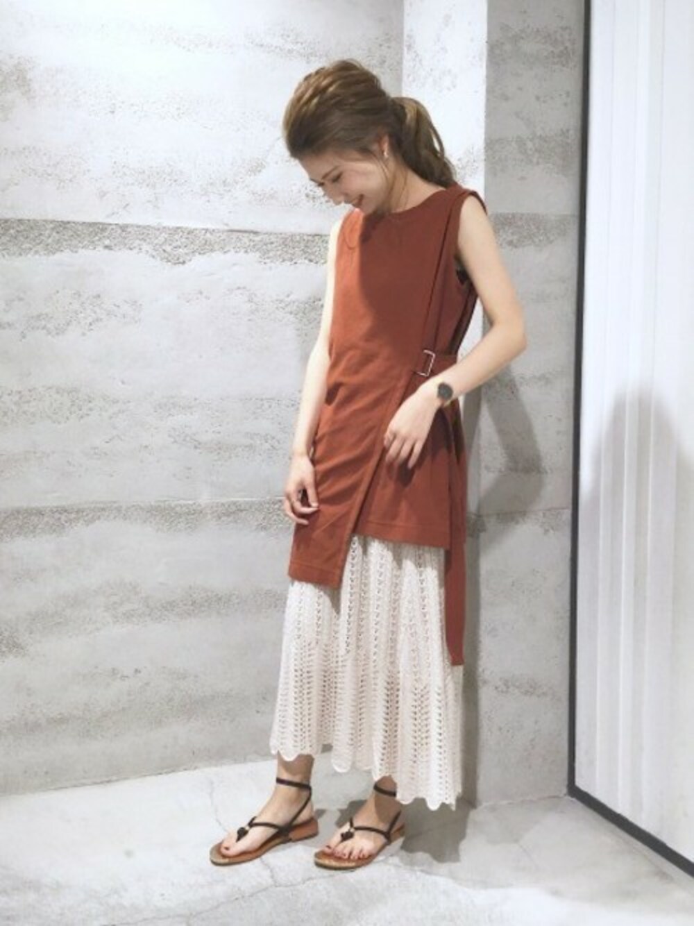 「JEANASiS、ジーナシス、ニットスカート、レイヤード風、夏コーデ、スカラップ、フラットサンダル、デザイントップス、すかし柄」｜「JEANASISのサイドベルトカサネノースリーブ/843213（Tシャツ/カットソー、ブラウン系）」を使った、JEANASIS 静岡パルコ店STAFFさん（レディース・153cm）の夏コーディネートの1枚目の写真