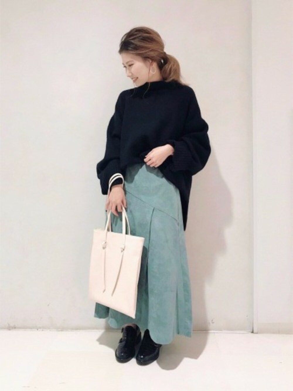 「トートバッグ、JEANASiS、ジーナシス、ミントグリーン、ハイネックニット、カジュアルコーデ、マニッシュシューズ、秋コーデ、A4バッグ、ブラック×ミント」｜「JEANASISの5Gフトリブハイネックニット/860846（ニット/セーター、ブルー系）」を使った、JEANASIS 静岡パルコ店STAFFさん（レディース・153cm）の秋コーディネートの1枚目の写真