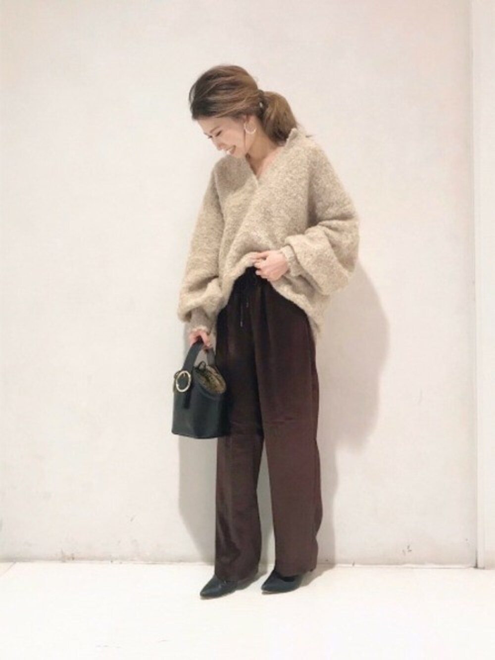 「ニット、ショルダーバッグ、JEANASiS、ジーナシス、ファー小物、スキッパー、ベージュ×ブラック、秋コーデ、ボリュームニット、ニットコーデ」｜「JEANASISのシャギーブークレチュニックニット/858995（ニット/セーター、ベージュ系）」を使った、JEANASIS 静岡パルコ店STAFFさん（レディース・153cm）の秋コーディネートの1枚目の写真