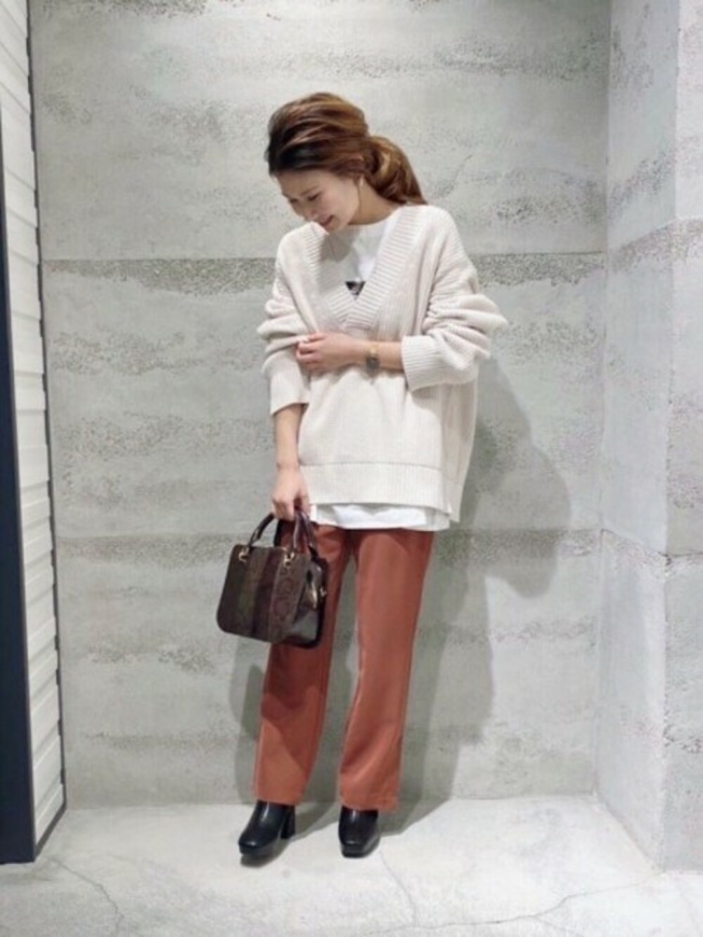 「ニット、Vネック、JEANASiS、レイヤードスタイル、ジーナシス、ロンT、ストレートパンツ、春コーデ、スクエアBAG」｜「JEANASISの5GストーンウォッシュフカVニット/864612（ニット/セーター、ホワイト系）」を使った、JEANASIS 静岡パルコ店STAFFさん（レディース・153cm）の冬コーディネートの1枚目の写真