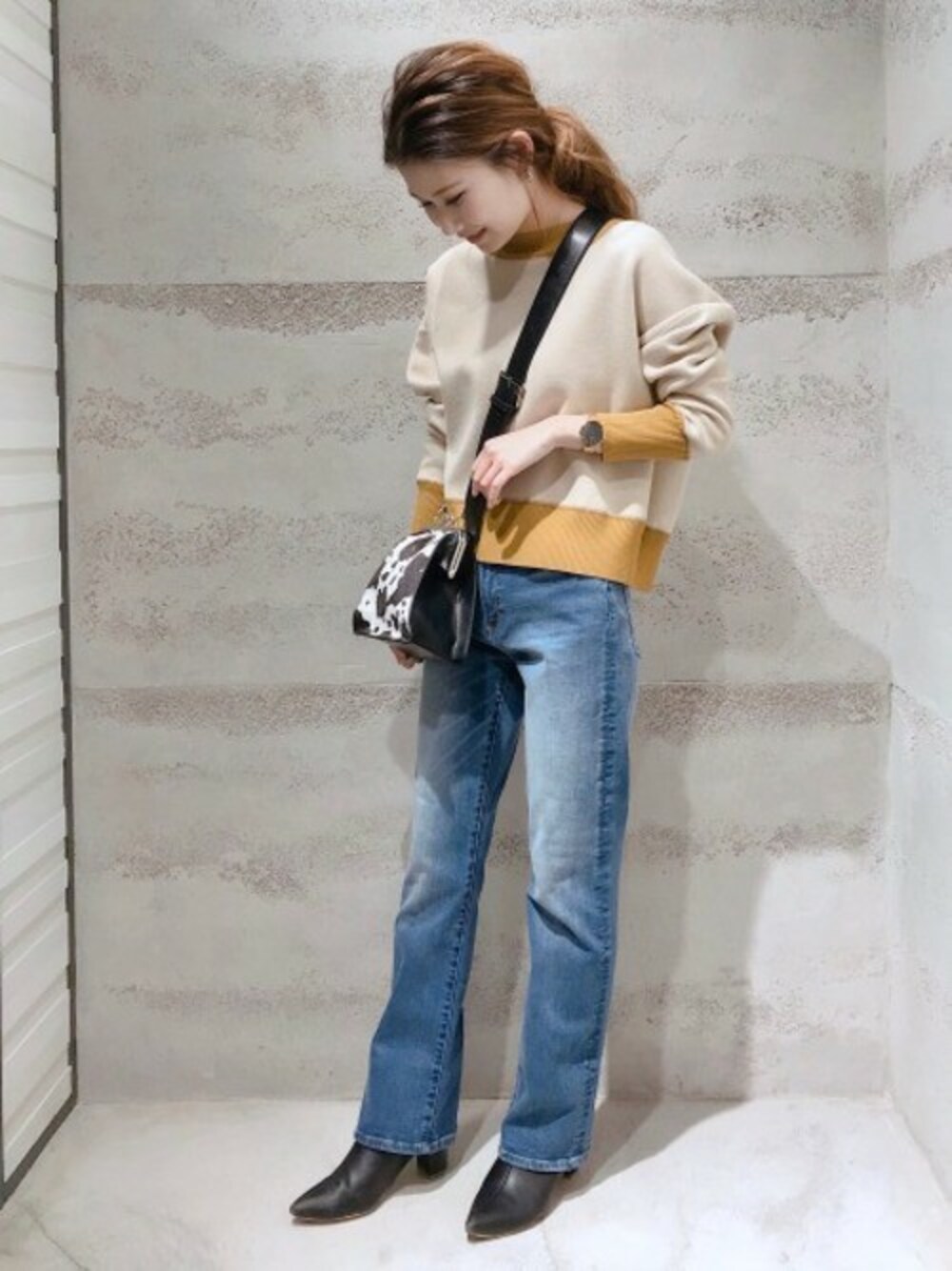 「ショルダーバッグ、JEANASiS、ジーナシス、バイカラーニット、春コーデ、カジュアルコーデ、ストレートデニム、がま口バッグ、コンパクトニット、スリットデニム」｜「JEANASISの12Gリブバイカラープルオーバー/867222（ニット/セーター、ベージュ系）」を使った、JEANASIS 静岡パルコ店STAFFさん（レディース・153cm）の冬コーディネートの1枚目の写真