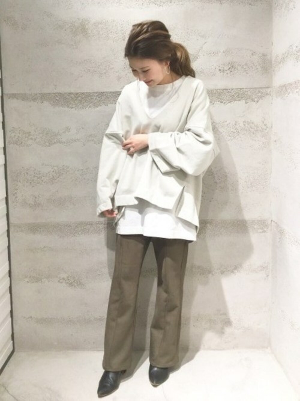 「シンプル、レイヤード、JEANASiS、スエット、レイヤードスタイル、ジーナシス、フレアパンツ、春コーデ、白Tシャツ」｜「JEANASISのピグメントフカVウラケプルオーバー/873471（スウェット、ベージュ系）」を使った、JEANASIS 静岡パルコ店STAFFさん（レディース・153cm）の春コーディネートの1枚目の写真