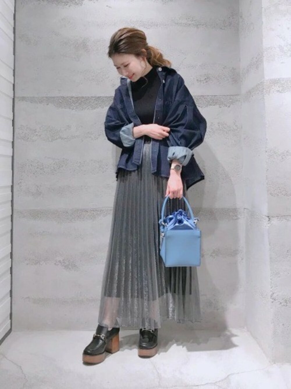 「デニムジャケット、JEANASiS、ジーナシス、プリーツスカート、スカートスタイル、透け感、シンプルコーデ、春コーデ、カジュアルコーデ、シアー」｜「JEANASISの14GソウバリハイネックNS/878475（ニット/セーター、ブラック系）」を使った、JEANASIS 静岡パルコ店STAFFさん（レディース・153cm）の春コーディネートの1枚目の写真