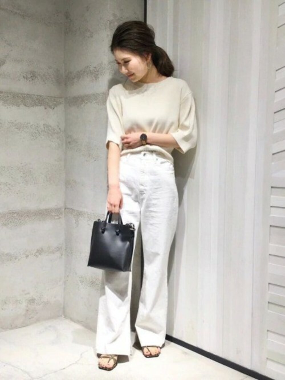 「ワントーンコーデ、JEANASiS、ジーナシス、デニムパンツ、オールホワイト、サンダル、ホワイトコーデ、シンプルコーデ、春コーデ、夏コーデ」｜「JEANASISの12GフトリブショートプルオーバーSS/884383（ニット/セーター、ホワイト系）」を使った、JEANASIS 静岡パルコ店STAFFさん（レディース・153cm）の春コーディネートの1枚目の写真