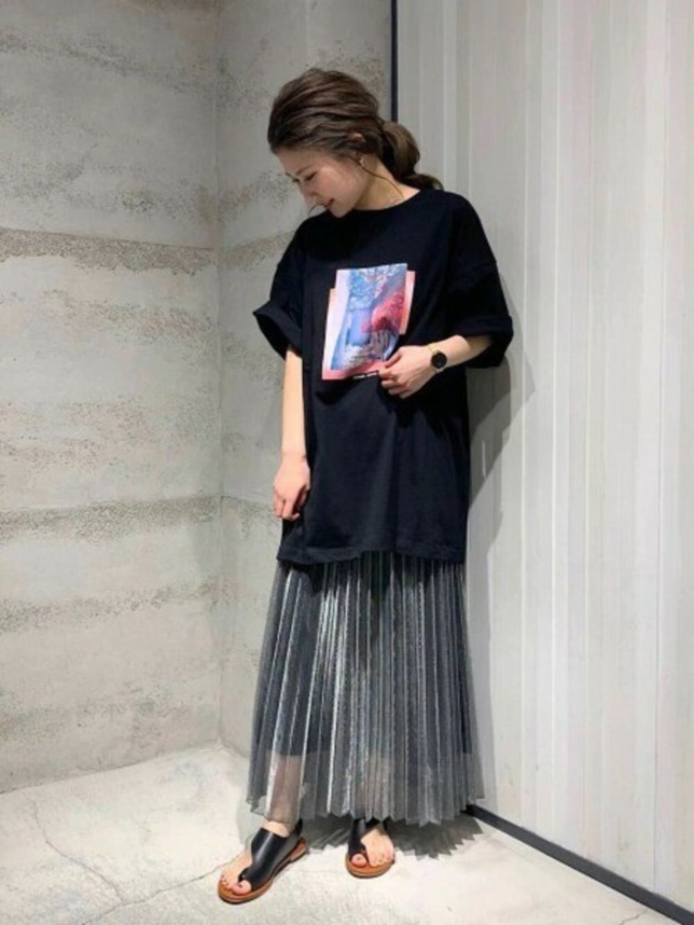 「スカート、シルバー、JEANASiS、モノトーン、ジーナシス、プリーツスカート、モード、プリントT、夏コーデ、カジュアルコーデ」｜「JEANASISのフォトプリントBIGTEE/880779（Tシャツ/カットソー、ブラック系）」を使った、JEANASIS 静岡パルコ店STAFFさん（レディース・153cm）の春コーディネートの1枚目の写真
