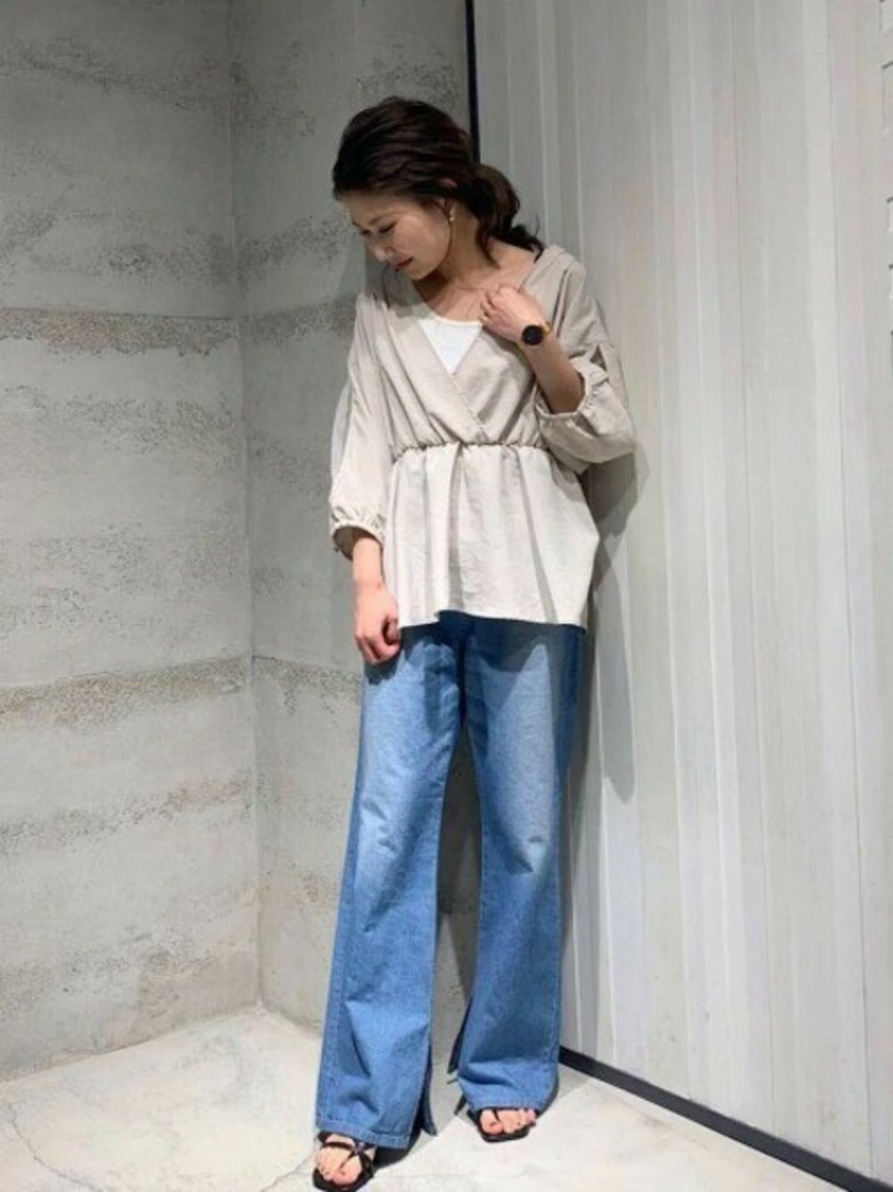 「カシュクール、JEANASiS、ジーナシス、大人カジュアル、デニムパンツ、シンプルコーデ、シアーシャツ、カジュアルコーデ、ブラウスコーデ、スリットパンツ」｜「JEANASISのシアーレイヤーカシュクールブラウス/886584（シャツ/ブラウス、ベージュ系）」を使った、JEANASIS 静岡パルコ店STAFFさん（レディース・153cm）の春コーディネートの1枚目の写真
