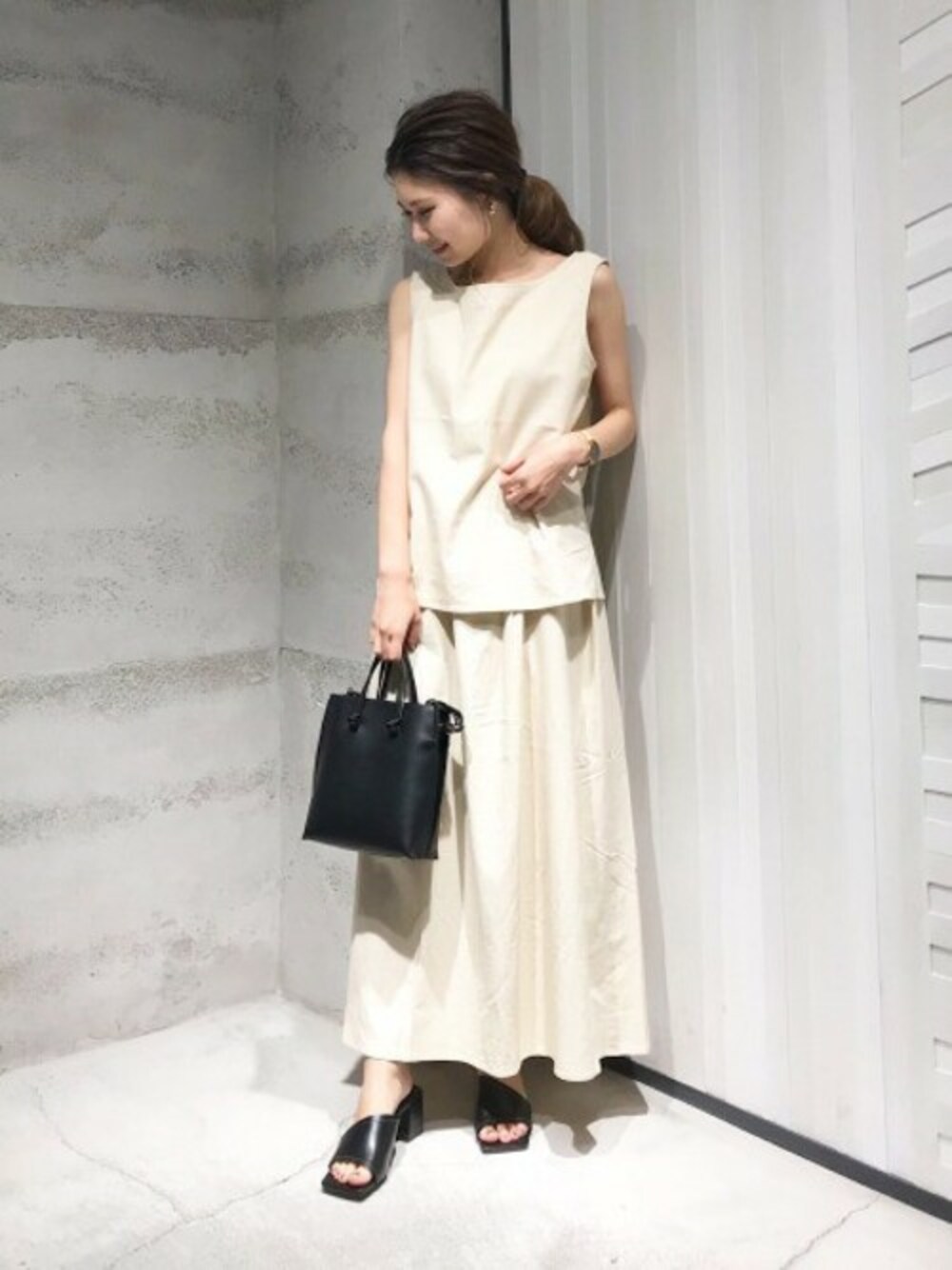 「セットアップ、ワントーンコーデ、JEANASiS、ジーナシス、楽チンコーデ、夏コーデ、ノースリーブ、綺麗めカジュアル、ブラックサンダル、ミュールサンダル」｜「JEANASISのリネン2WAYセットアップ /844137（ワンピース、ベージュ系）」を使った、JEANASIS 静岡パルコ店STAFFさん（レディース・153cm）の夏コーディネートの1枚目の写真