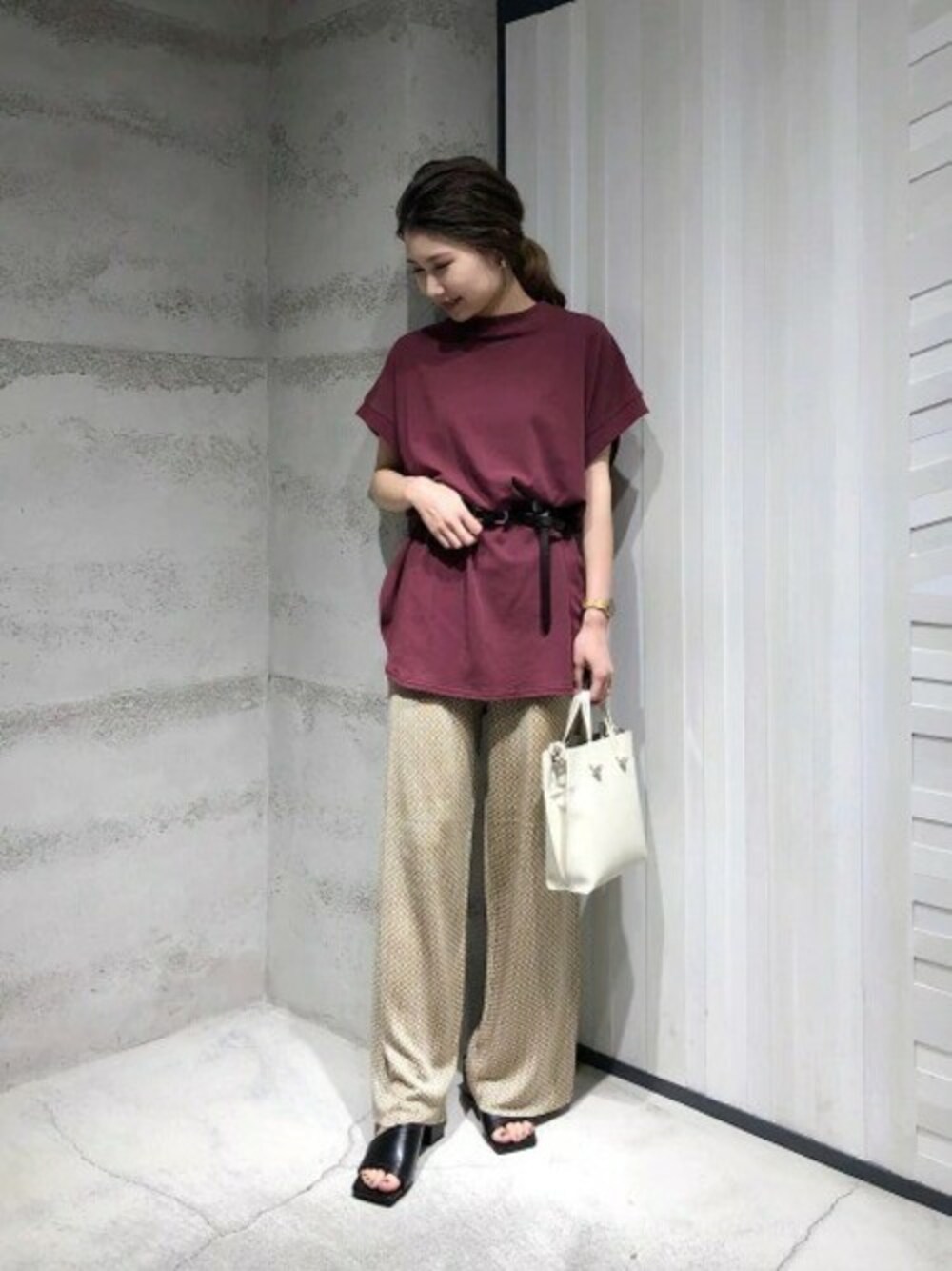 「JEANASiS、ジーナシス、ウエストマーク、イージーパンツ、スタイルアップ、ミュール、ジャガードパンツ、ロングTシャツ、フレンチスリーブ、晩夏」｜「JEANASISのシャロークルーネックラウンドヘムTEE/892577（Tシャツ/カットソー、レッド系）」を使った、JEANASIS 静岡パルコ店STAFFさん（レディース・153cm）の夏コーディネートの1枚目の写真
