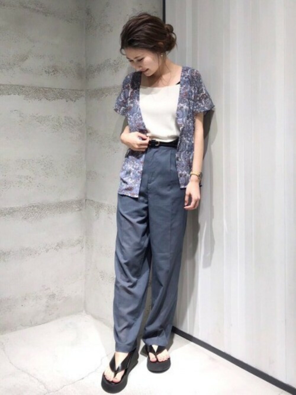 「ワントーンコーデ、柄シャツ、JEANASiS、ジーナシス、サンダル、きれいめカジュアル、パンツスタイル、シンプルコーデ、夏コーデ、くすみカラー」｜「JEANASISのアソートガラVブラウスSS/892438（シャツ/ブラウス、ブルー系）」を使った、JEANASIS 静岡パルコ店STAFFさん（レディース・153cm）の夏コーディネートの1枚目の写真