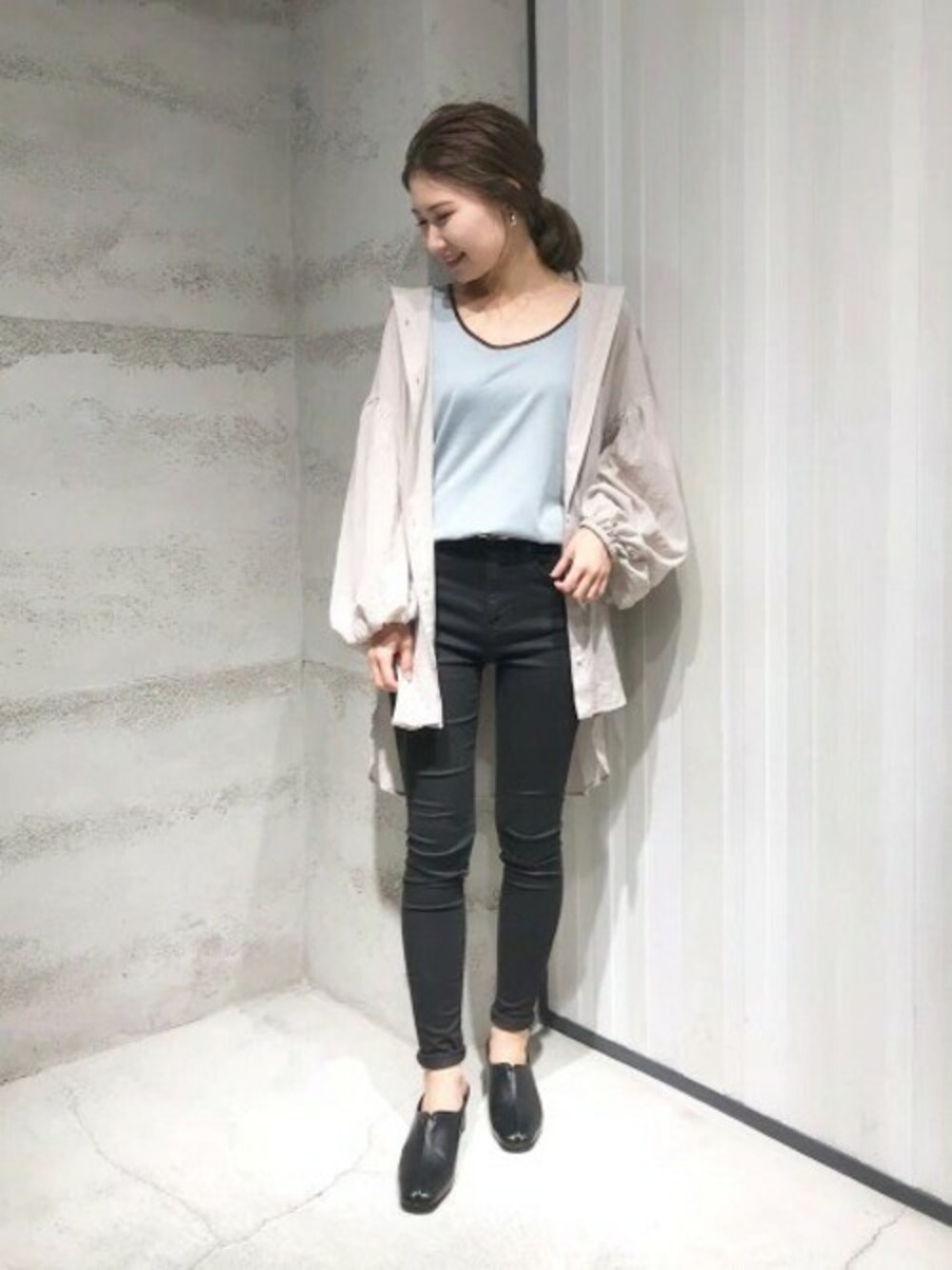 「シャツ、スキニーパンツ、JEANASiS、ジーナシス、大人カジュアル、タンクトップ、シャツスタイル、カジュアルコーデ、バルーン袖、ボリューム袖」｜「JEANASISのバイカラーサテンパイピングタンク/895597（タンクトップ、ブルー系）」を使った、JEANASIS 静岡パルコ店STAFFさん（レディース・153cm）の夏コーディネートの1枚目の写真