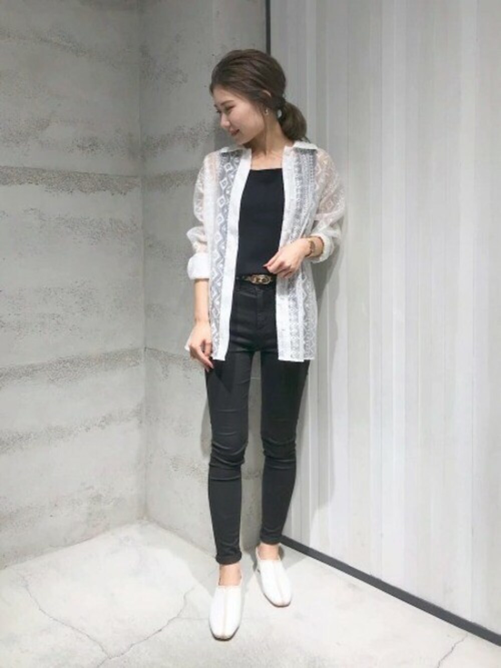 「スキニーパンツ、柄シャツ、JEANASiS、モノトーン、ジーナシス、大人カジュアル、シンプルコーデ、シャツスタイル、シアーシャツ、モノトーンコーデ」｜「JEANASISのシシュウオーガンジーシャツLS/892440（シャツ/ブラウス、ホワイト系）」を使った、JEANASIS 静岡パルコ店STAFFさん（レディース・153cm）の夏コーディネートの1枚目の写真