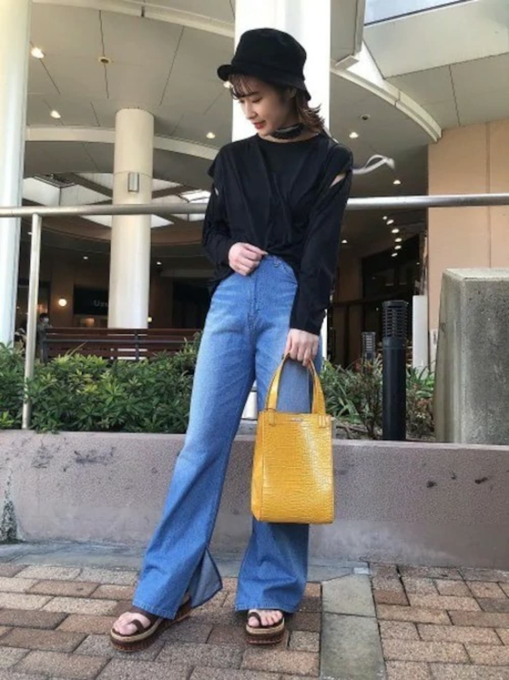 「ハンドバッグ、JEANASiS、ジーナシス、デニムパンツ、フレアパンツ、シンプルコーデ、春コーデ、カジュアルコーデ、肌見せ、スリットパンツ」｜「JEANASISのアームスラッシュロングスリーブT/878967（Tシャツ/カットソー、ブラック系）」を使った、JEANASISくずはモール店STAFFさん（レディース・159cm）の春コーディネートの1枚目の写真