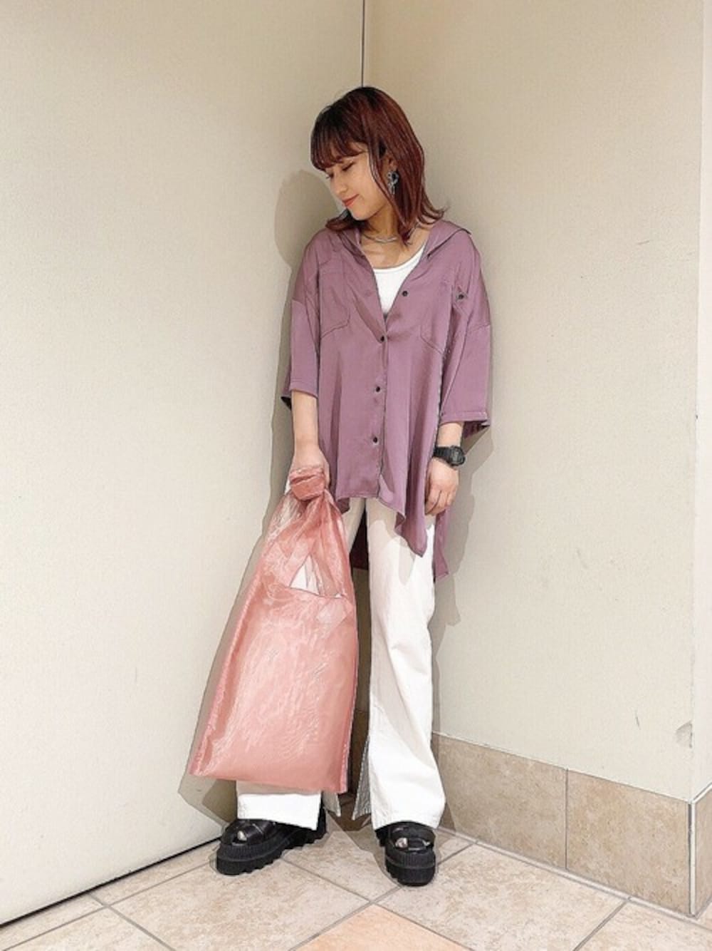 「JEANASiS、ジーナシス、デニムパンツ、ホワイトデニム、春コーデ、シンプルコーディネート、パープル×黒、サテン、スリットパンツ、カイキンシャツ」｜「JEANASISのサテンカイキンシャツSS/885455（シャツ/ブラウス、パープル系）」を使った、JEANASISくずはモール店STAFFさん（レディース・159cm）の春コーディネートの1枚目の写真