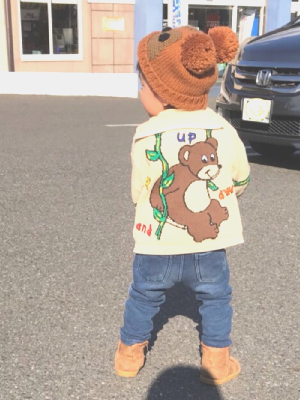 「後ろ姿、kids、カジュアル、男の子コーデ、2歳、ニット帽、ポンポン帽子、動物モチーフ、ムートンブーツ、カーディガン」｜「CASTELBAJACのアイテム（カーディガン/ボレロ、ベージュ系）」を使った、emaさん（キッズ・80cm）の冬コーディネートの1枚目の写真