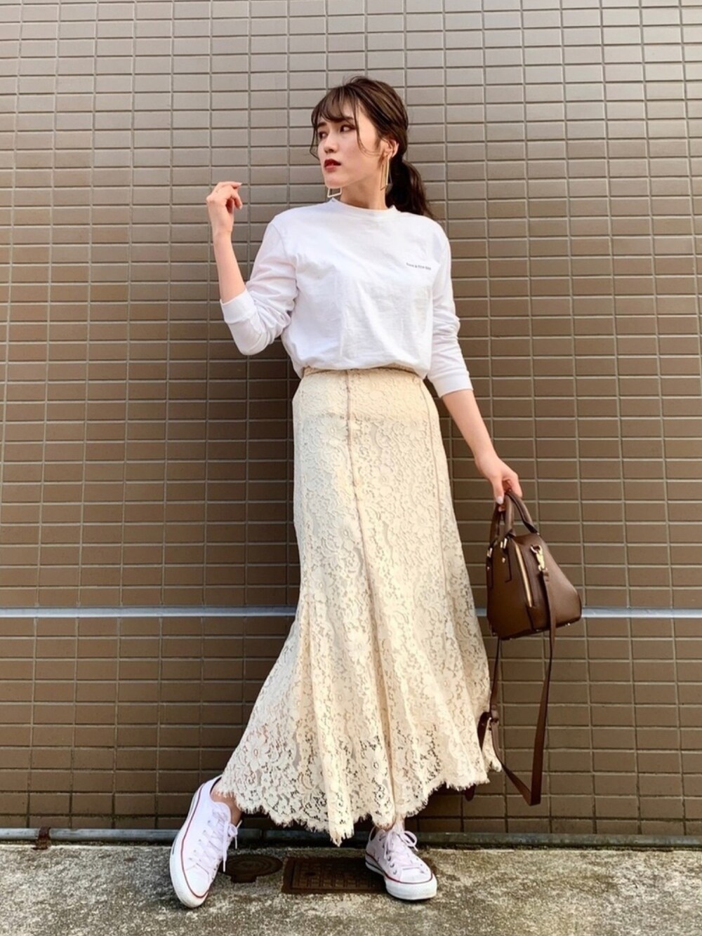 「レーススカート、レース、スニーカー、コンバース、ロンT、ホワイトコーデ、春コーデ、春、ワントーンコーデ」｜「AndemiuのフォトロゴロンＴ865841（Tシャツ/カットソー、ホワイト系）」を使った、hanaka.さん（レディース・171cm）の春コーディネートの1枚目の写真