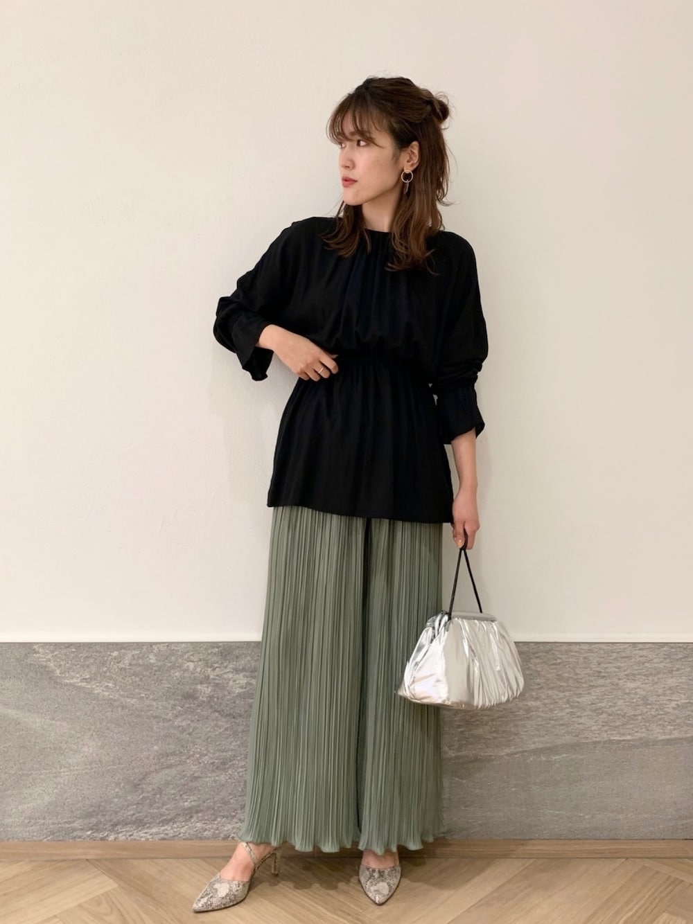 「肌見せ、ゆるコーデ、パンツスタイル、大人コーデ、キレイめ、秋コーデ、プリーツパンツ、プリーツ、リネン、レーヨンシャツ」｜「Andemiuのレーヨンリネンバックリボンブラウス914711（Tシャツ/カットソー、ブラック系）」を使った、hanaka.さん（レディース・171cm）の夏コーディネートの1枚目の写真