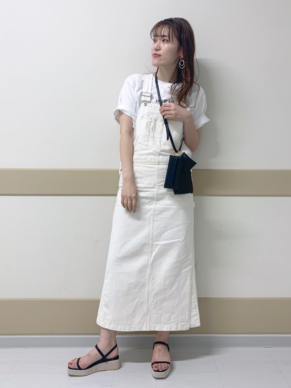 「オールホワイト、ホワイト、ホワイトコーデ、サロペット、サロペットスカート、Tシャツ、ロゴT、フォトT、オトナカジュアル、休日コーデ」｜「Andemiuのサロペットスカート940185（スカート、ホワイト系）」を使った、hanaka.さん（レディース・171cm）の春コーディネートの1枚目の写真