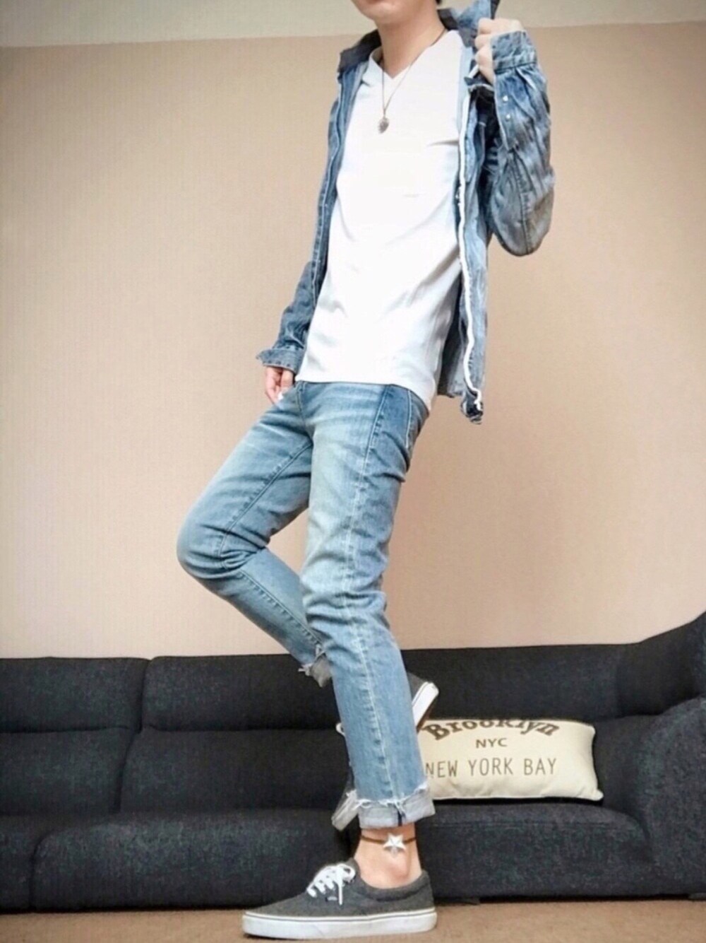 ブルー系のシャツ/ブラウス、ホワイト系のTシャツ/カットソー、ブルー系のデニムパンツを着用したメンズの春コーディネートの1枚目の写真