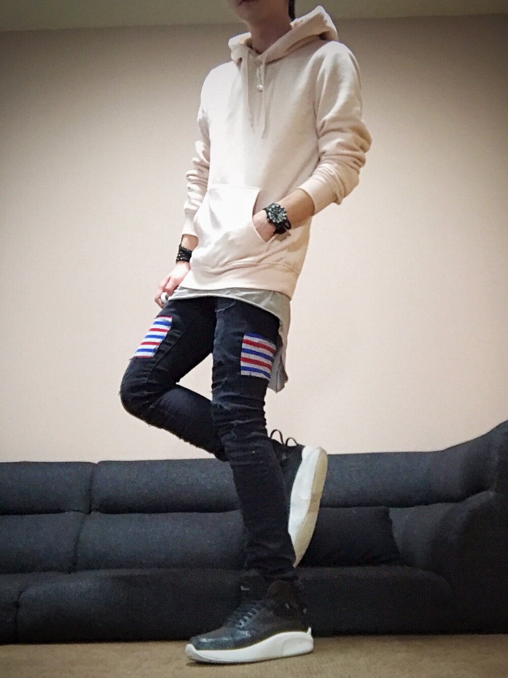 「カジュアル、はるコーデ、シンプルコーデ、パーカー、H&M、ピンク、ビックT、黒スキニー、ダメージデニムパンツ、黒」｜「H&Mのアイテム（パーカー、ピンク系）」を使った、chan☆takuさん（メンズ・173cm）の春コーディネートの1枚目の写真