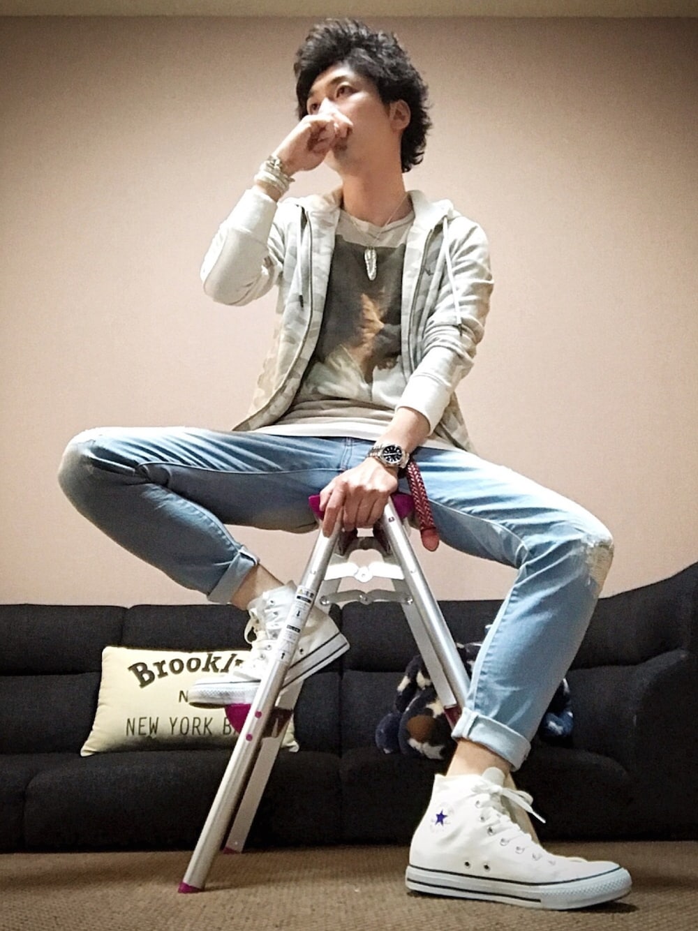 「ラフ、カジュアルコーデ、デニム、シンプル、パーカー、カモフラ、ブルー、ダメージデニムパンツ、converse、白スニーカー」｜「1piu1uguale3 RELAXの1PIU1UGUALE3 RELAX[ウノ ピゥ ウノ ウグァーレ トレ リラックス] /迷彩裏毛パーカー（パーカー、ホワイト系）」を使った、chan☆takuさん（メンズ・173cm）の春コーディネートの1枚目の写真