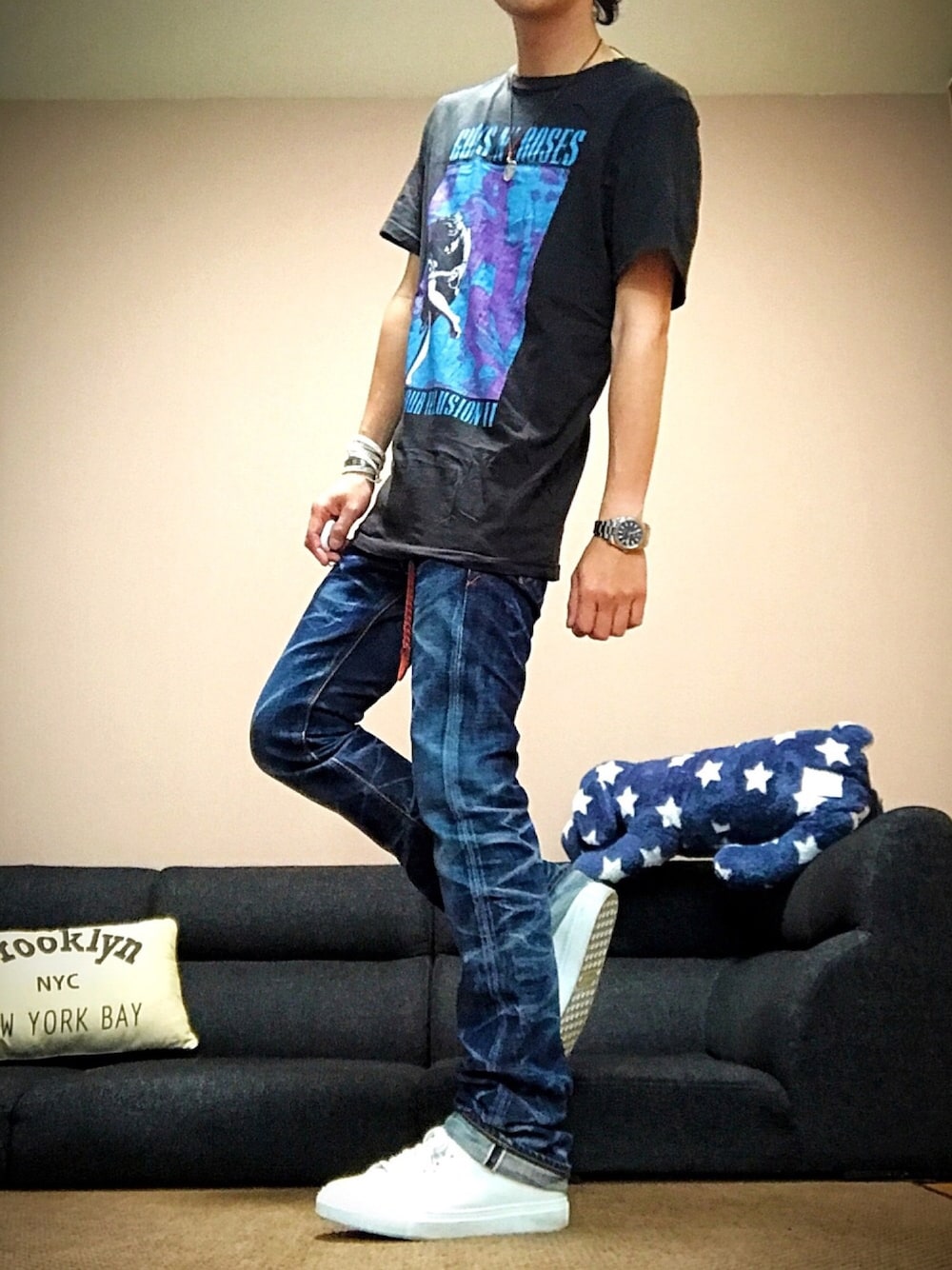 「ビックシルエット、ビッグシルエット、シンプル、ロックT、Tシャツ、プリントT、黒、デニム、ブーツカットパンツ、白スニーカー」｜「H&Mのアイテム（Tシャツ/カットソー、ブラック系）」を使った、chan☆takuさん（メンズ・173cm）の夏コーディネートの1枚目の写真