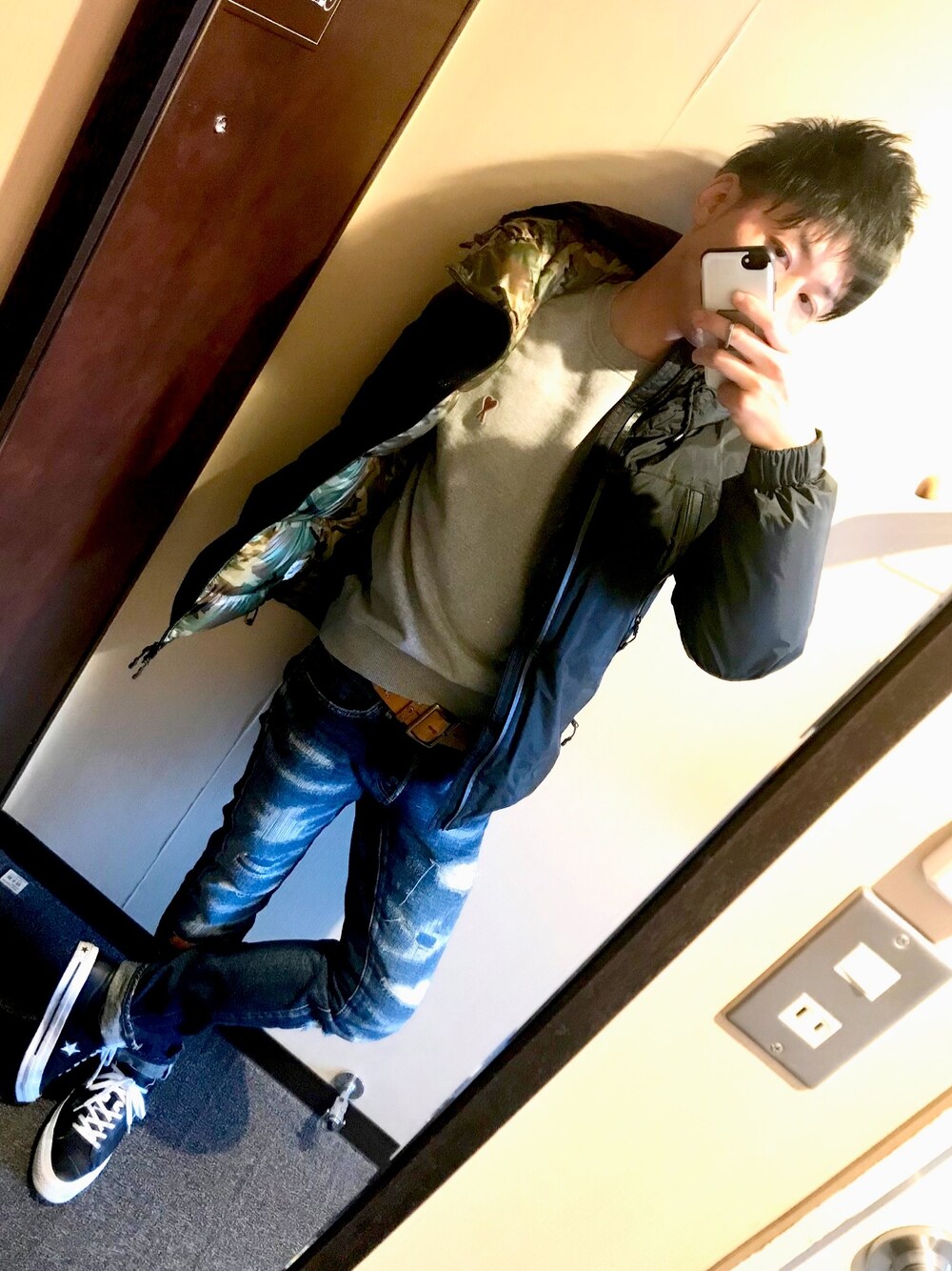「大人カジュアル、ブラウン色に染まれ、デニムパンツ、シンプル、ダウンジャケット、黒、スウェット、クラッシュデニム、コンバース、おひさしぶりの投稿」｜「NANGAのNANGA×URBAN RESEARCH iD　AURORA 3LAYER DOWN BLOUSON（ダウンジャケット/コート、ブラック系）」を使った、chan☆takuさん（メンズ・173cm）の冬コーディネートの1枚目の写真
