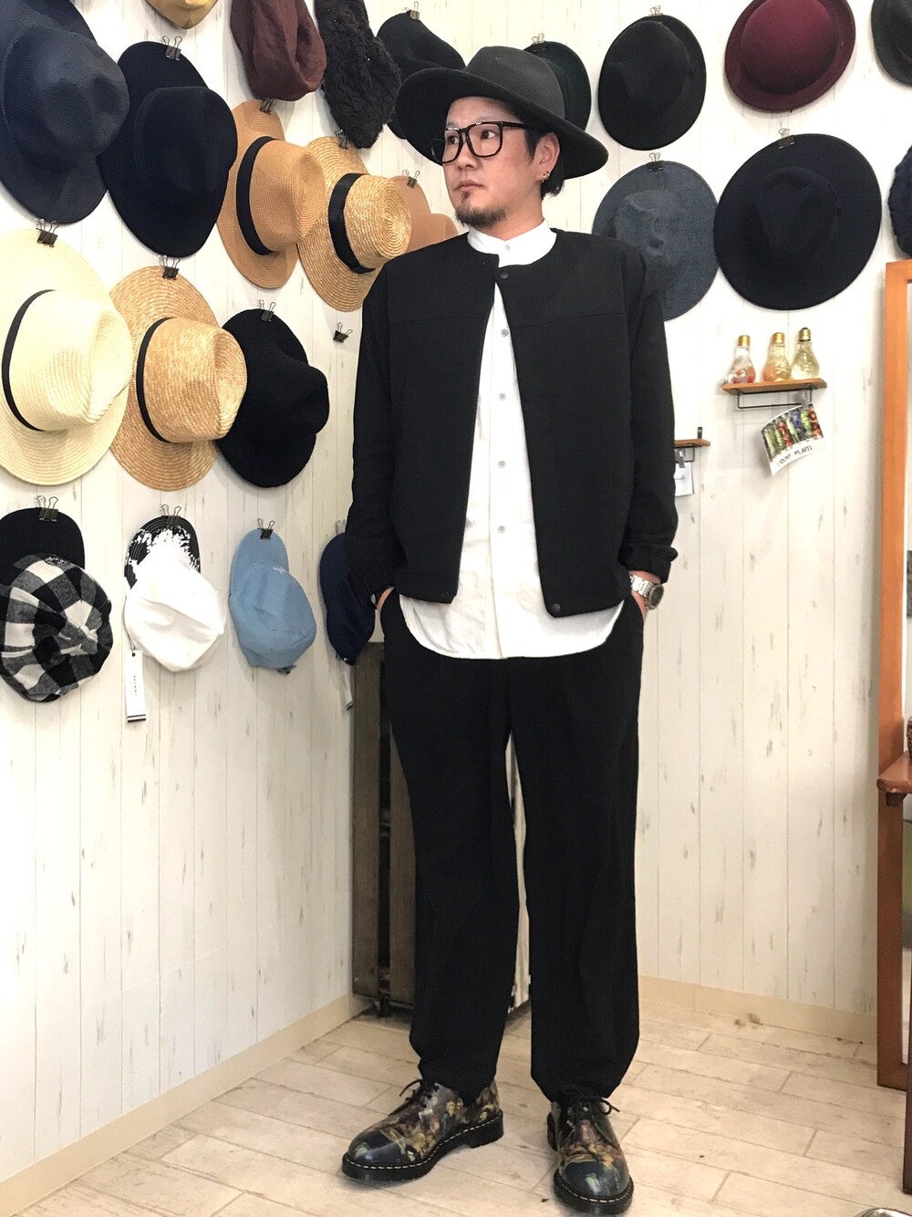 「Johnbull Private labo、大人カジュアル、春コーデ、セットアップ、モノトーン、ドクターマーチン、レイジブルー、黒、きれいめカジュアル」｜「CA4LAのVICTIM × CA4LA / FELT HAT / フェルトハット（ハット、ブラック系）」を使った、Naokiさん（メンズ・177cm）の春コーディネートの1枚目の写真