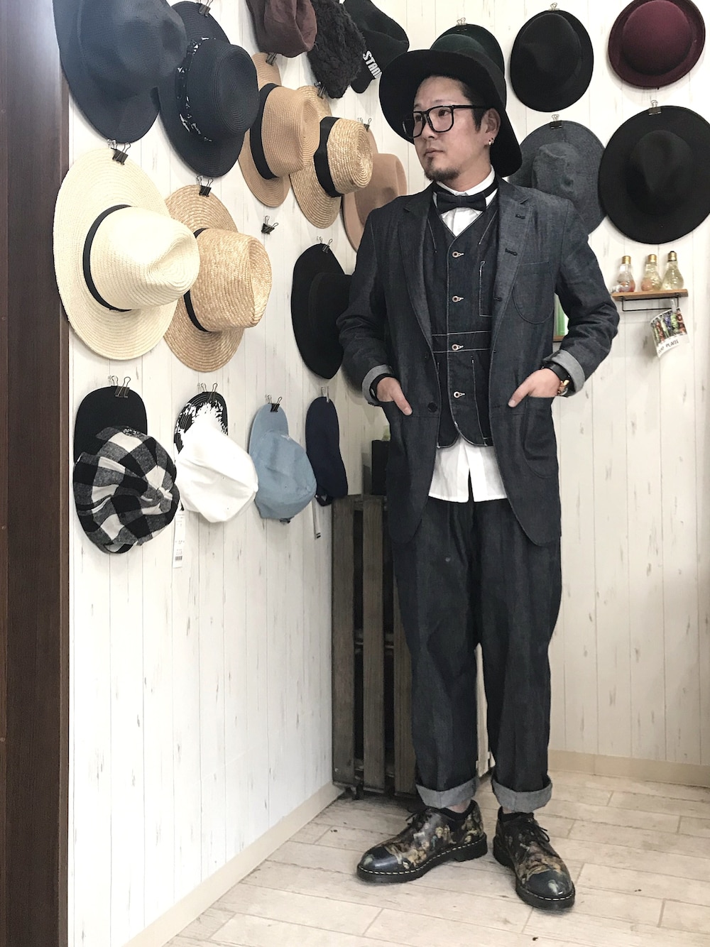「デニム、ロールアップ、Johnbull Private labo、johnbull、ドクターマーチン、二次会、デニムセットアップ、セットアップ、蝶ネクタイ、結婚式」｜「Johnbull Private laboのモーニングジャケット（テーラードジャケット、ブルー系）」を使った、Naokiさん（メンズ・177cm）の春コーディネートの1枚目の写真