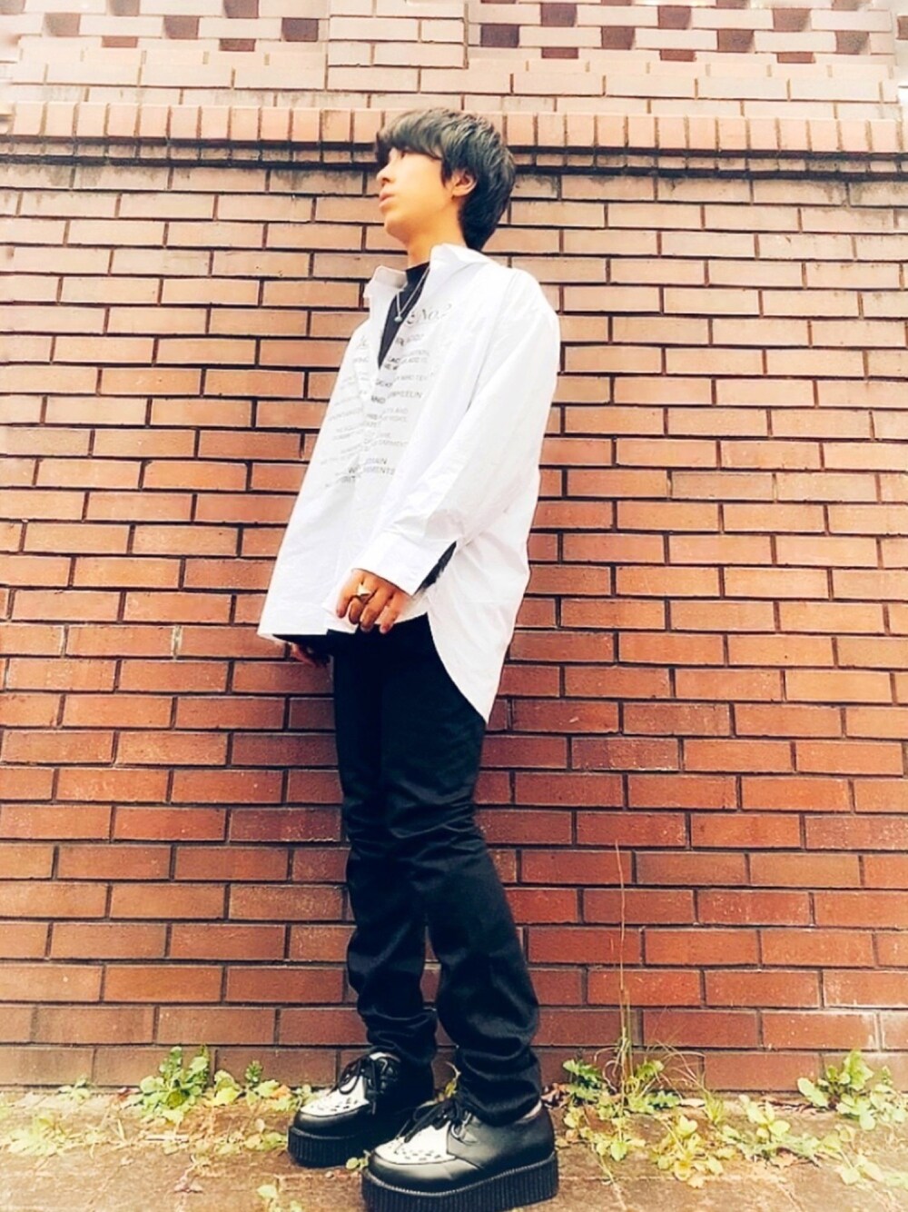「ロック、秋のコーデ、ストリート、モノトーンコーデ、EXO、韓国ファッション、BTS、いいね、save、フォローお願いします🤑、韓国ストリート、秋城衣音」｜「ADD SEOULのADD SEOUL/アドソウル/ADDITUDE No.2 SHIRT/レタリングプリントシャツ（シャツ/ブラウス、ホワイト系）」を使った、秋城衣音（アキシロ イオン）さん（メンズ・172cm）の秋コーディネートの1枚目の写真