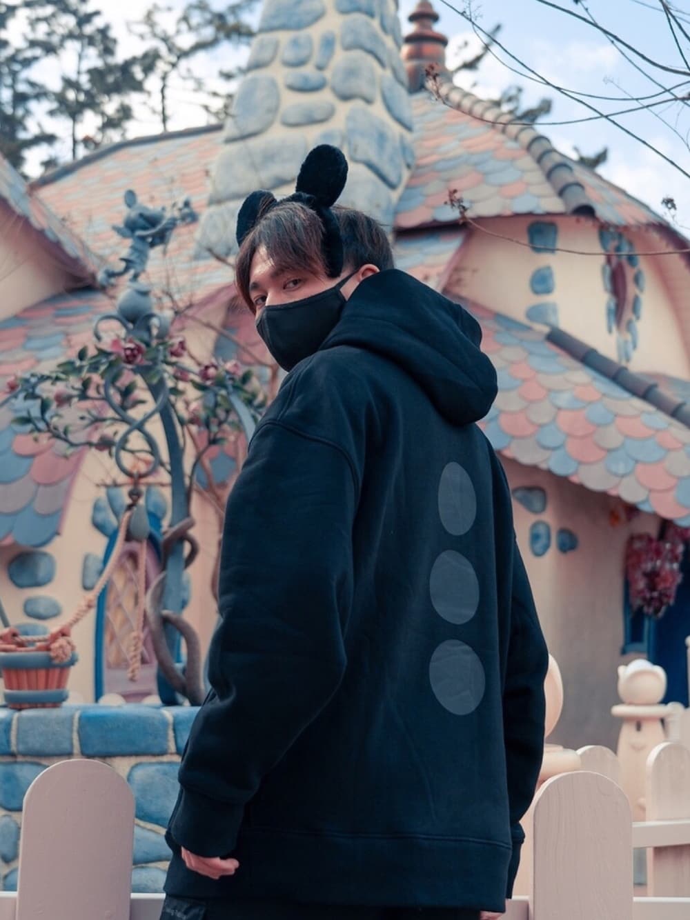「ディズニー、ディズニーコーデ、Disneyland、GAP、ストーリート、休日スタイル、黒コーデ、パーカー男子、パーカー」｜「GAPのGapロゴパーカー（パーカー、ブラック系）」を使った、jasskallさん（メンズ・166cm）の秋コーディネートの1枚目の写真