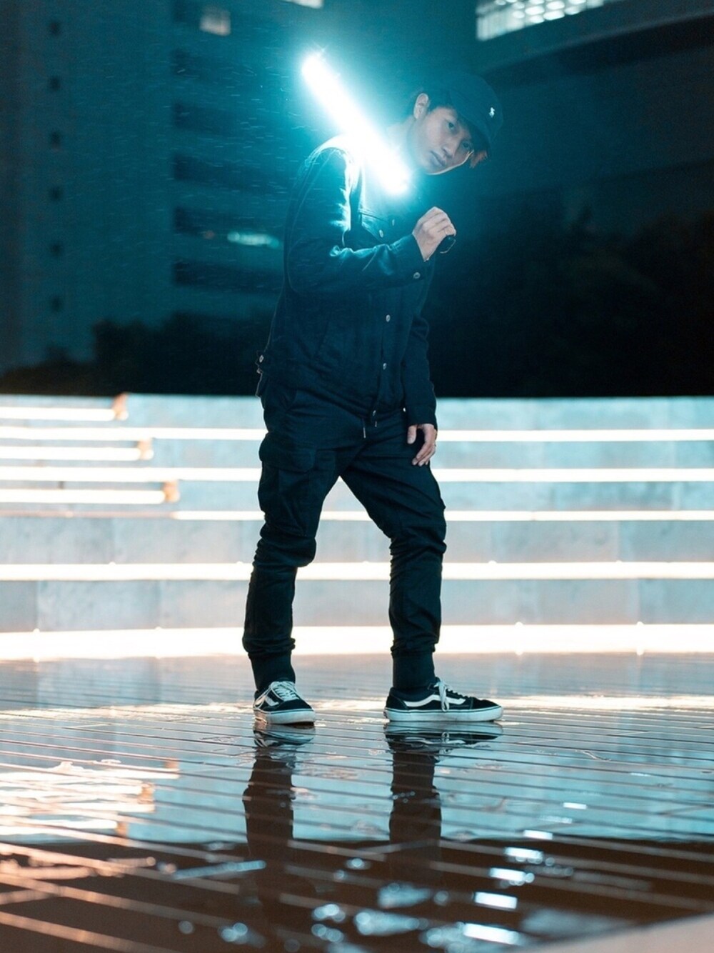 「スニーカーコーデ、デニムジャケット、Abercombie&Fitch、Levi's、VANS、キャップ、ブラックコーデ、新宿」｜「VANSのVANS ヴァンズ OLD SKOOL DX オールドスクール DX V36CL+ BLACK（スニーカー、ブラック系）」を使った、jasskallさん（メンズ・166cm）の秋コーディネートの1枚目の写真