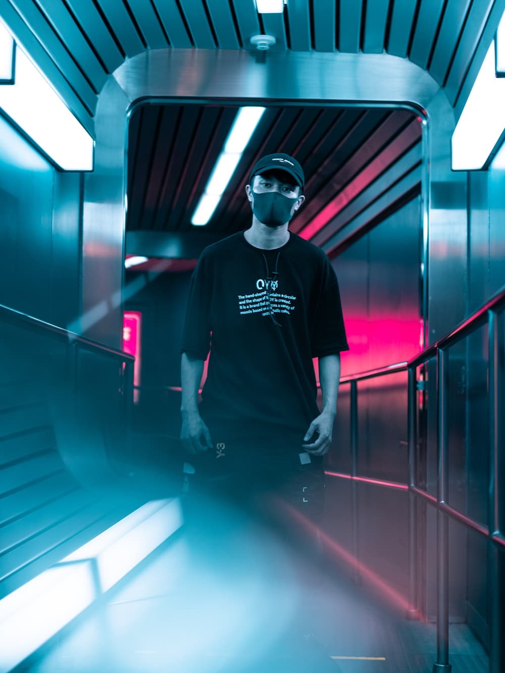 「ディズニー、ディズニーコーデ、ディズニーランド、OY、ストリート、ストリートコーデ、Y-3、yohjiyamamoto、ブラックコーデ、ブラック」｜「OYのロゴストリング半袖Tシャツ/カットソー（Tシャツ/カットソー、ブラック系）」を使った、jasskallさん（メンズ・166cm）の秋コーディネートの1枚目の写真